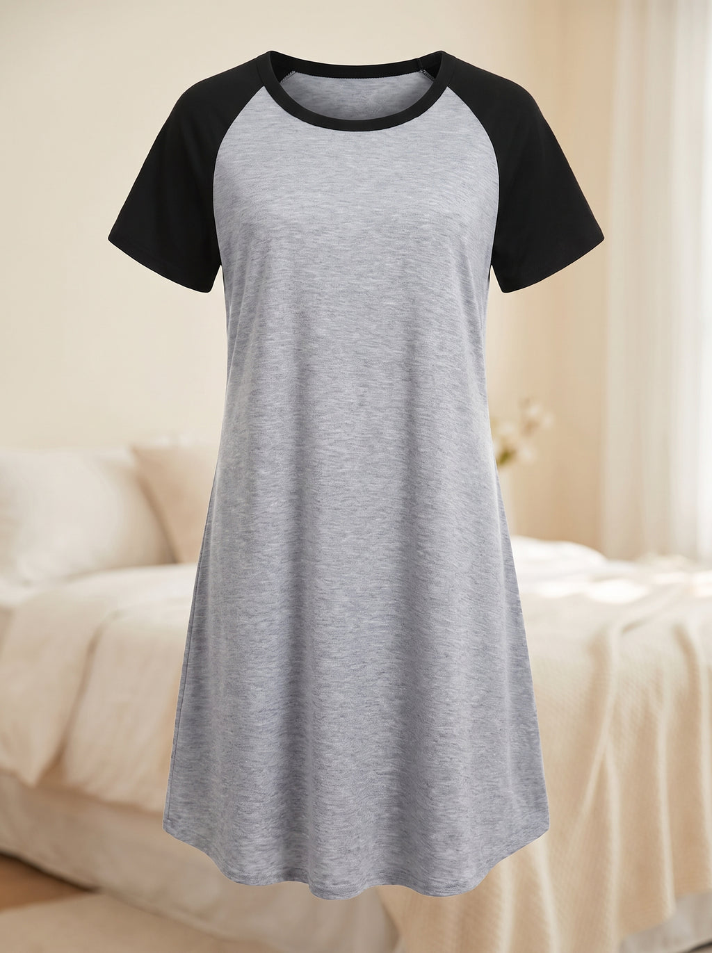 Chemise de nuit de maternité présentée sans mannequin, de l’encolure à l’ourlet arrondi