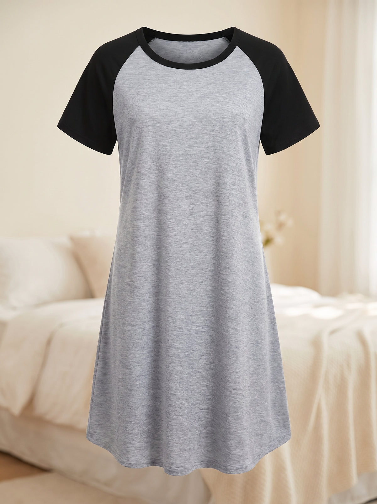 Chemise de nuit de maternité présentée sans mannequin, de l’encolure à l’ourlet arrondi