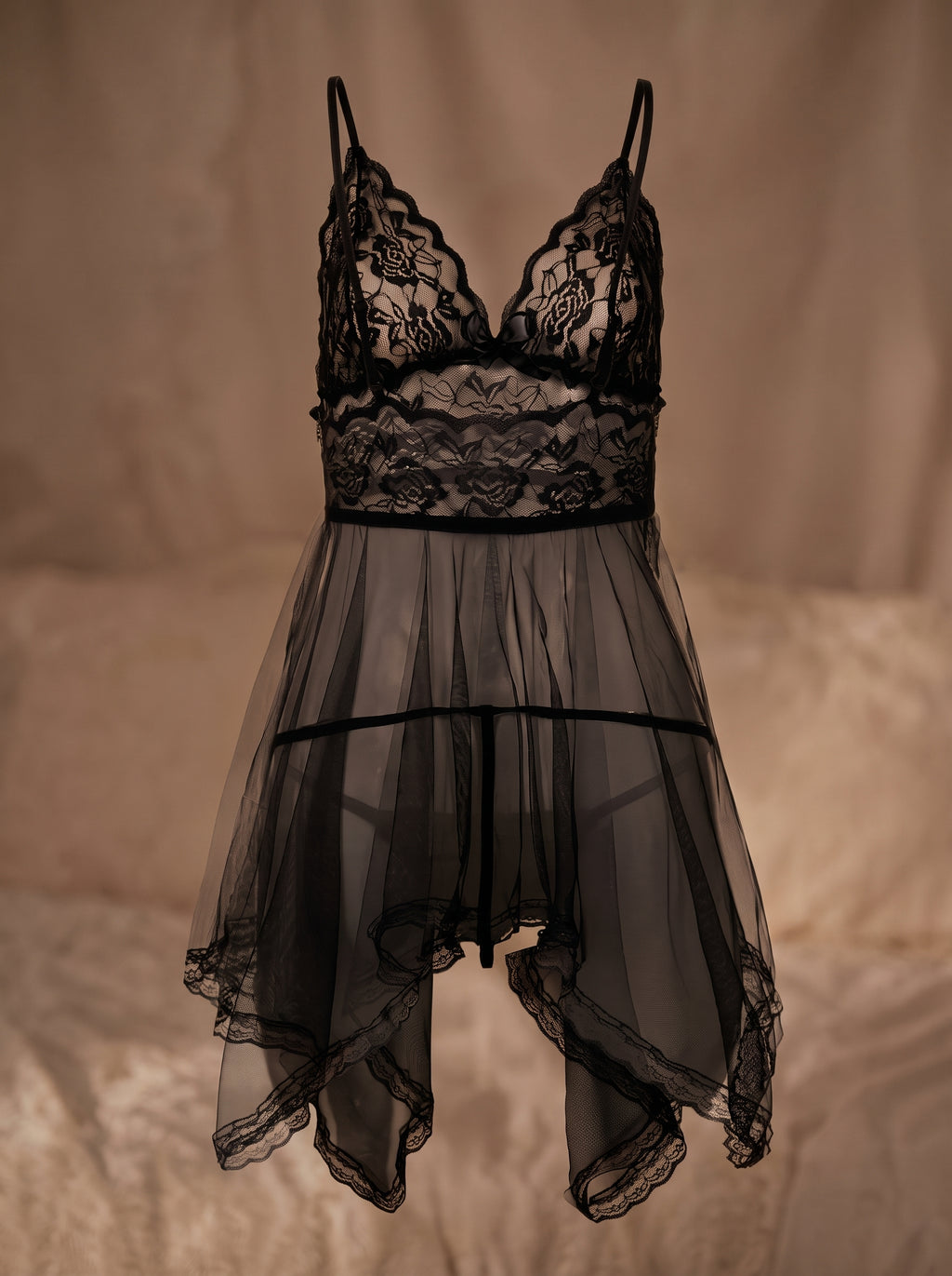 Nuisette noire en dentelle florale avec jupe en voile transparent et ourlet en pointes, ambiance boudoir
