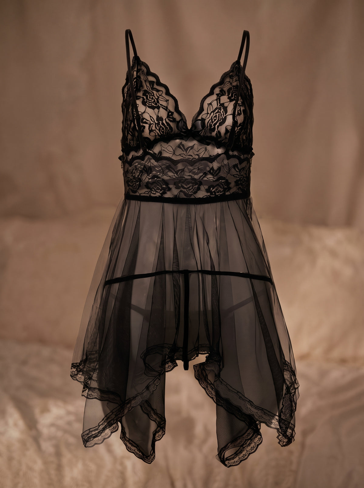 Nuisette noire en dentelle florale avec jupe en voile transparent et ourlet en pointes, ambiance boudoir