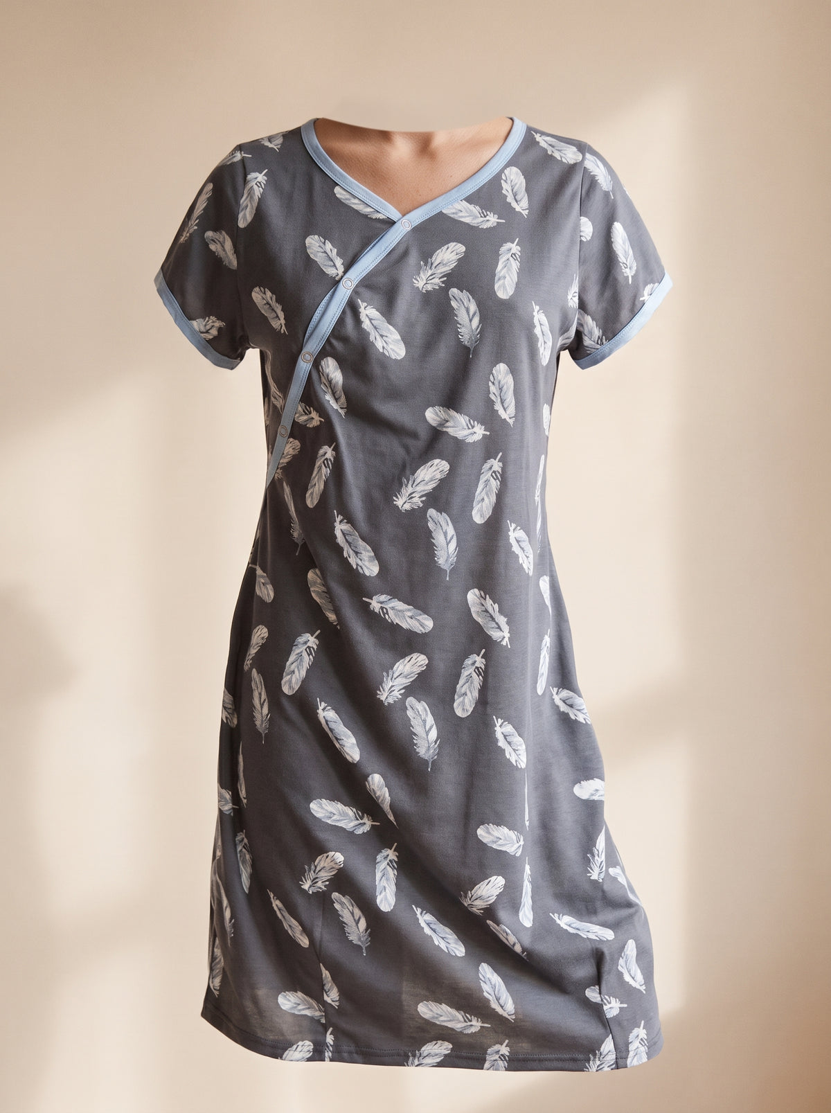 Chemise de nuit d'allaitement grise à plumes blanches présentée sans mannequin, pan croisé et boutons-pression