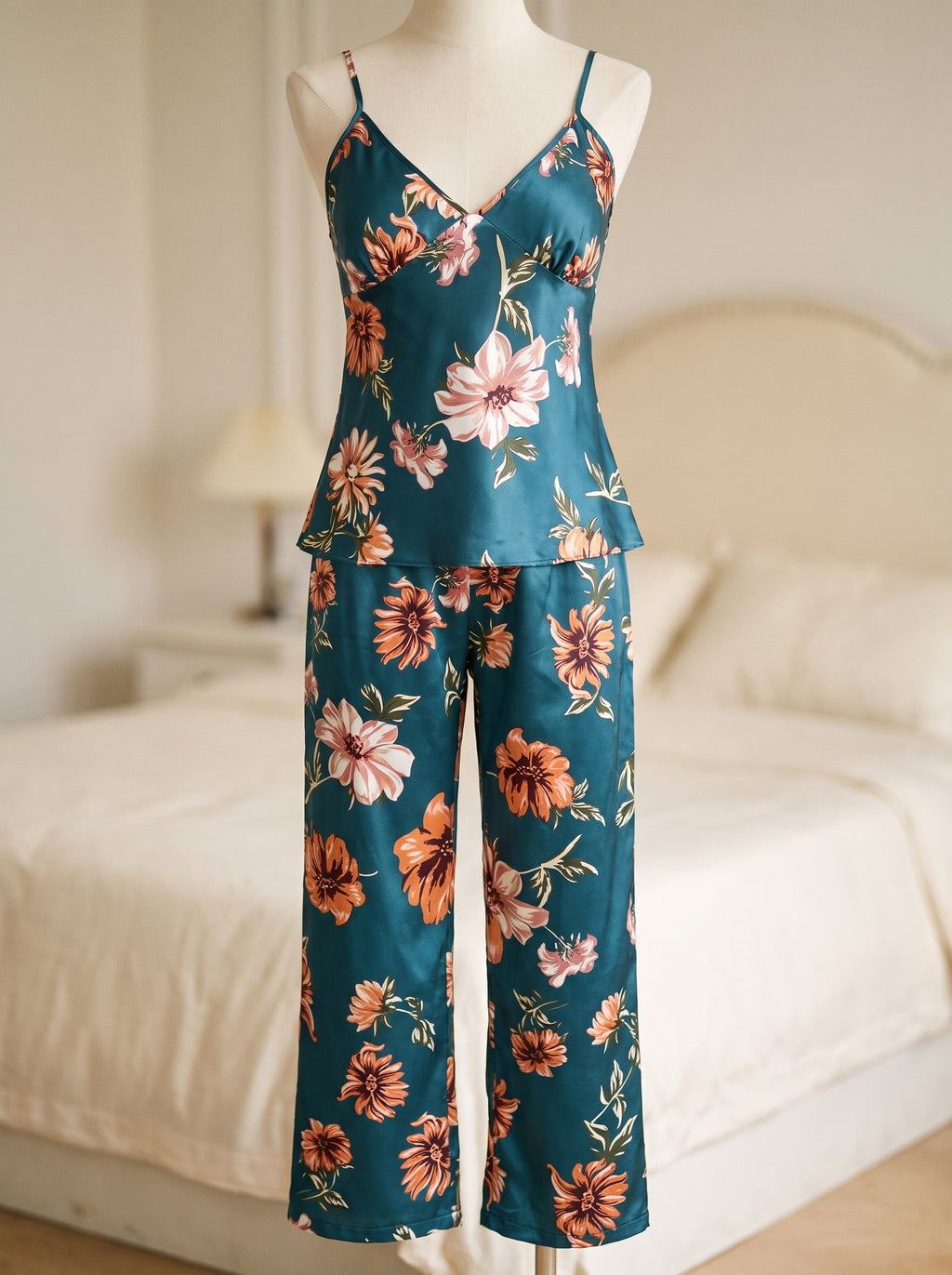 Ensemble caraco et pantalon présenté sur buste, du décolleté à l’ourlet