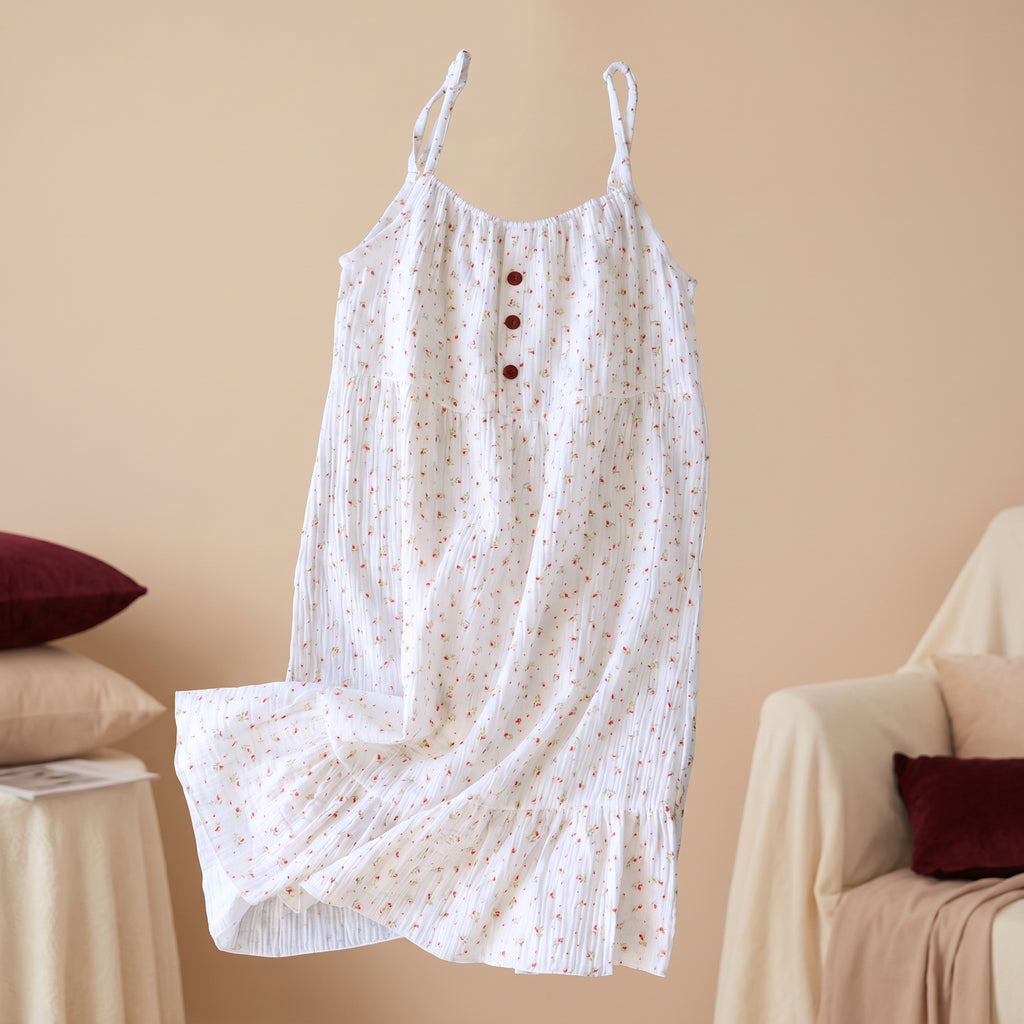 Nuisette blanche en coton a motif floral portee par un mannequin invisible