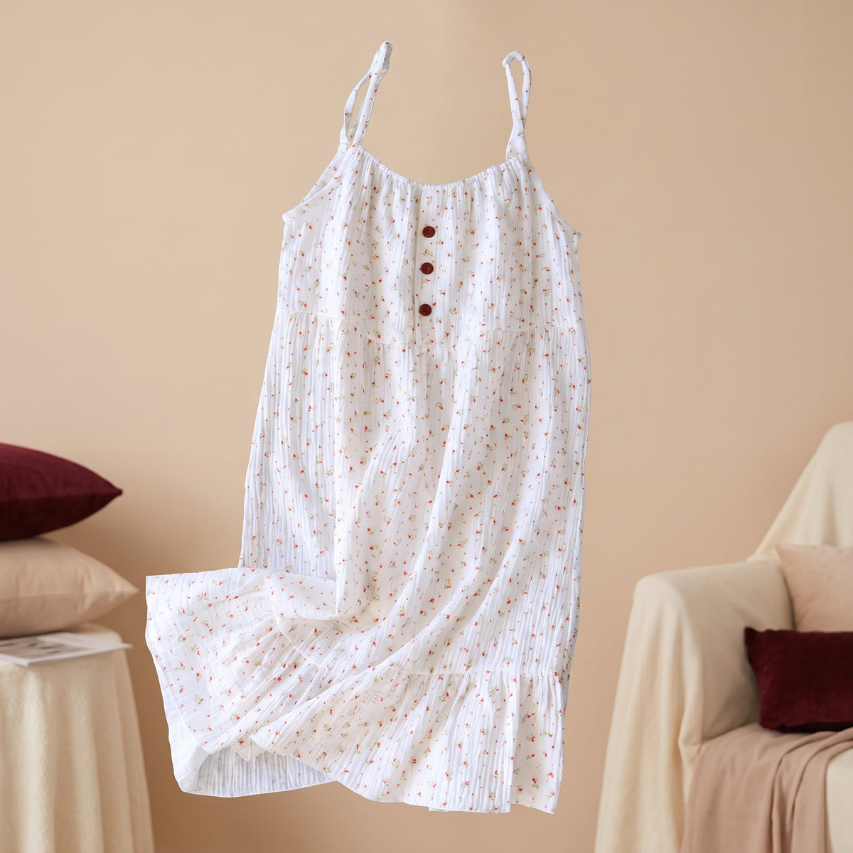 Nuisette blanche en coton a motif floral portee par un mannequin invisible