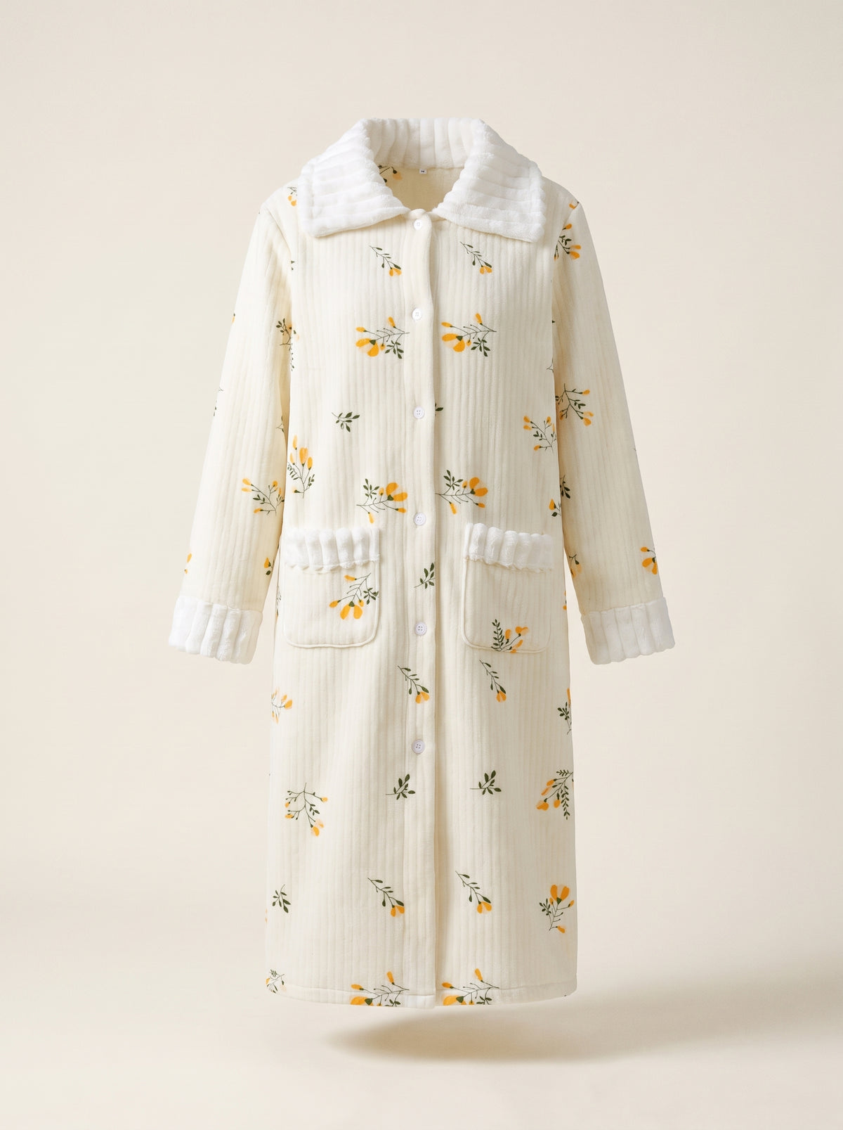 Robe de chambre boutonnée en coton à motifs fleuris présentée de face sur mannequin invisible