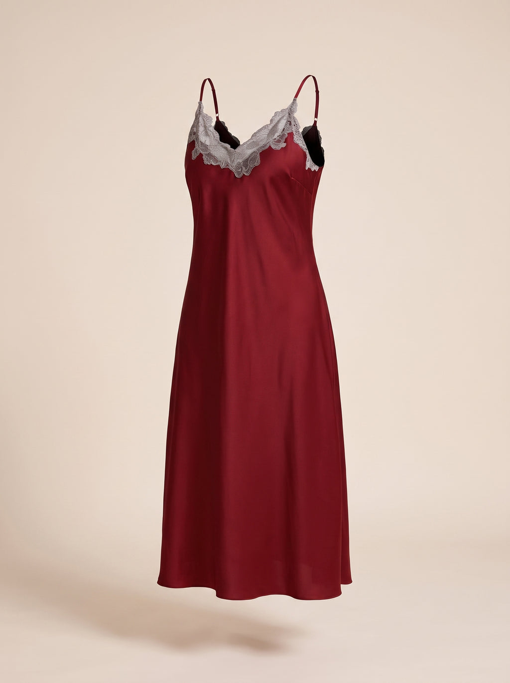 Nuisette rouge en satin avec dentelle, vue de face sur fond nude