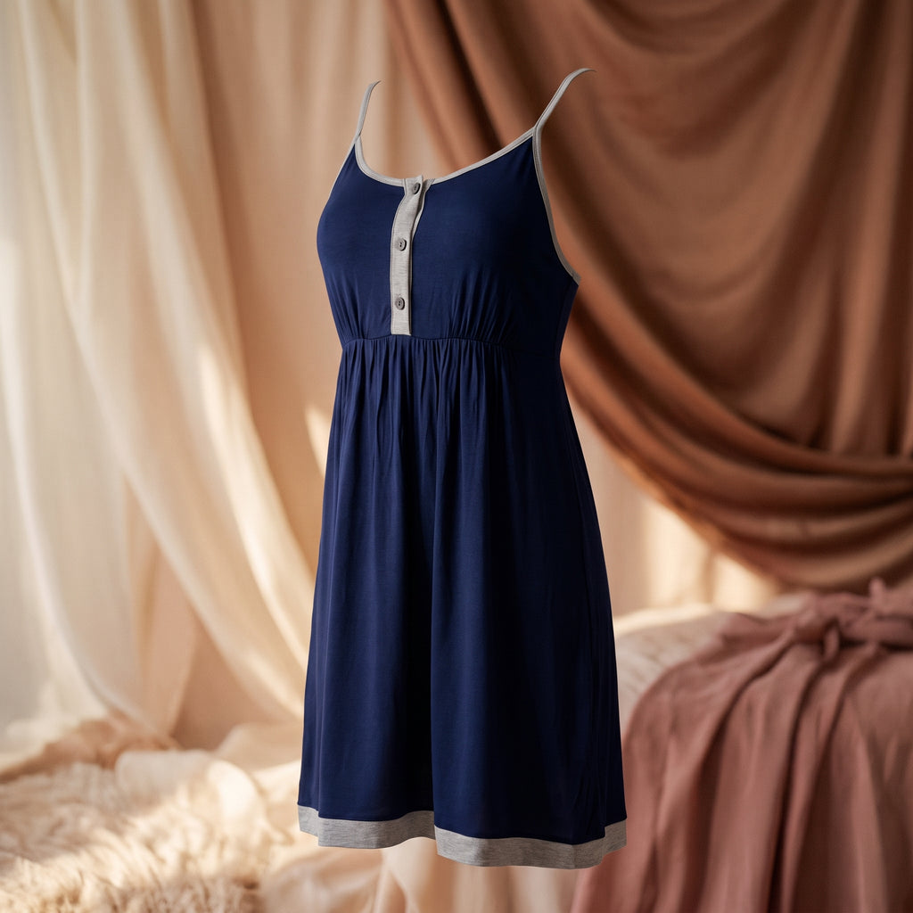 Nuisette d’allaitement bleu marine présentée sur mannequin invisible, patte de boutonnage fermée