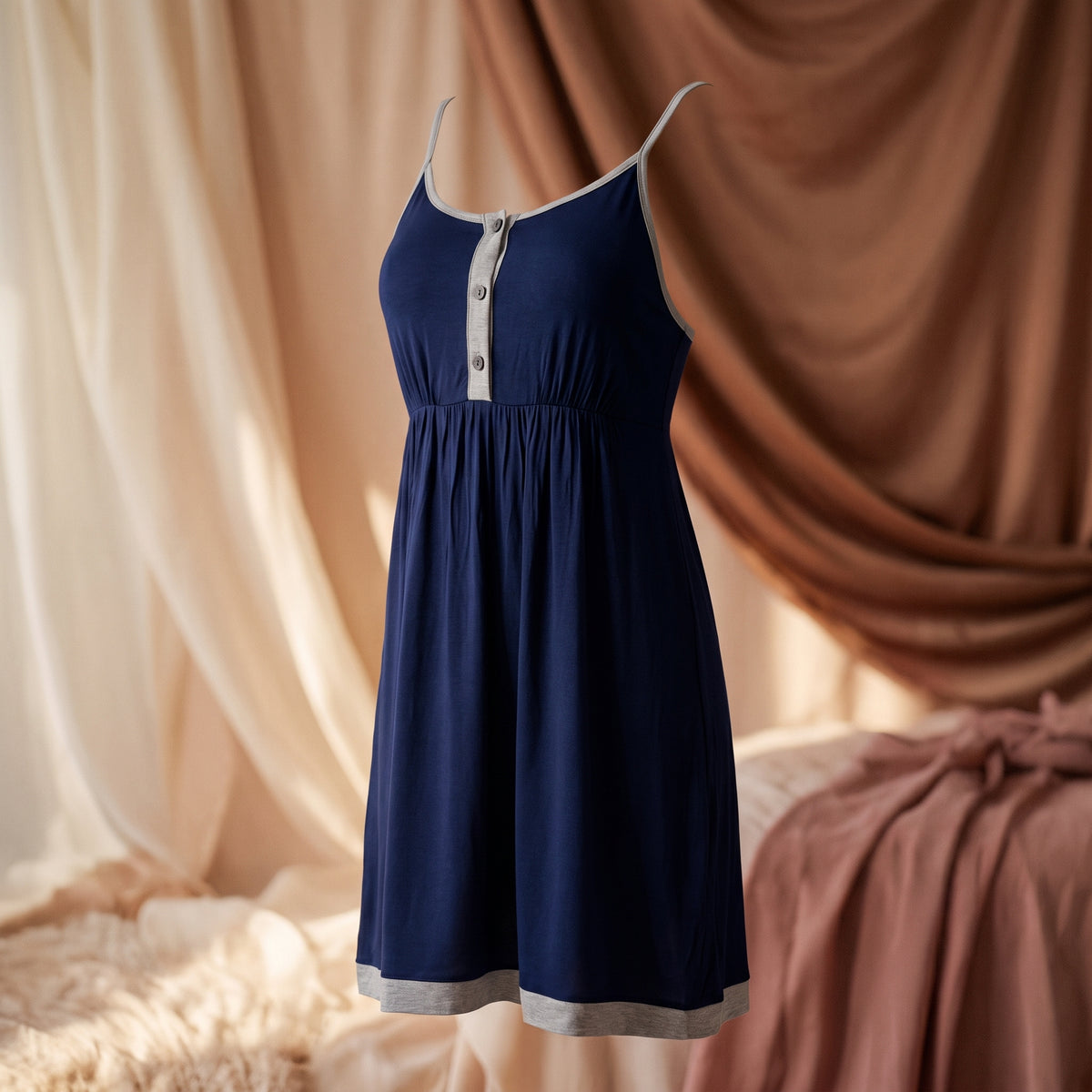 Nuisette d’allaitement bleu marine présentée sur mannequin invisible, patte de boutonnage fermée