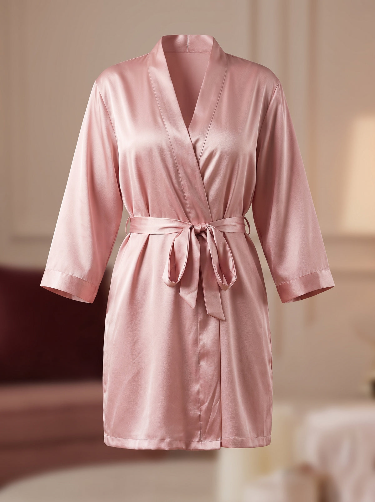Peignoir satiné rose vu de face sans mannequin, pans croisés et nœud de ceinture