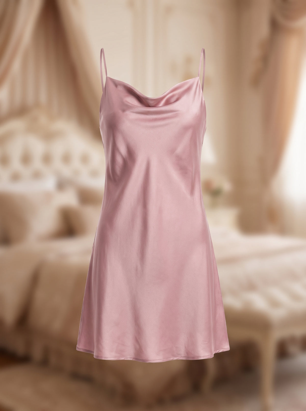 Nuisette rose en satin vue de face, décolleté drapé et ourlet