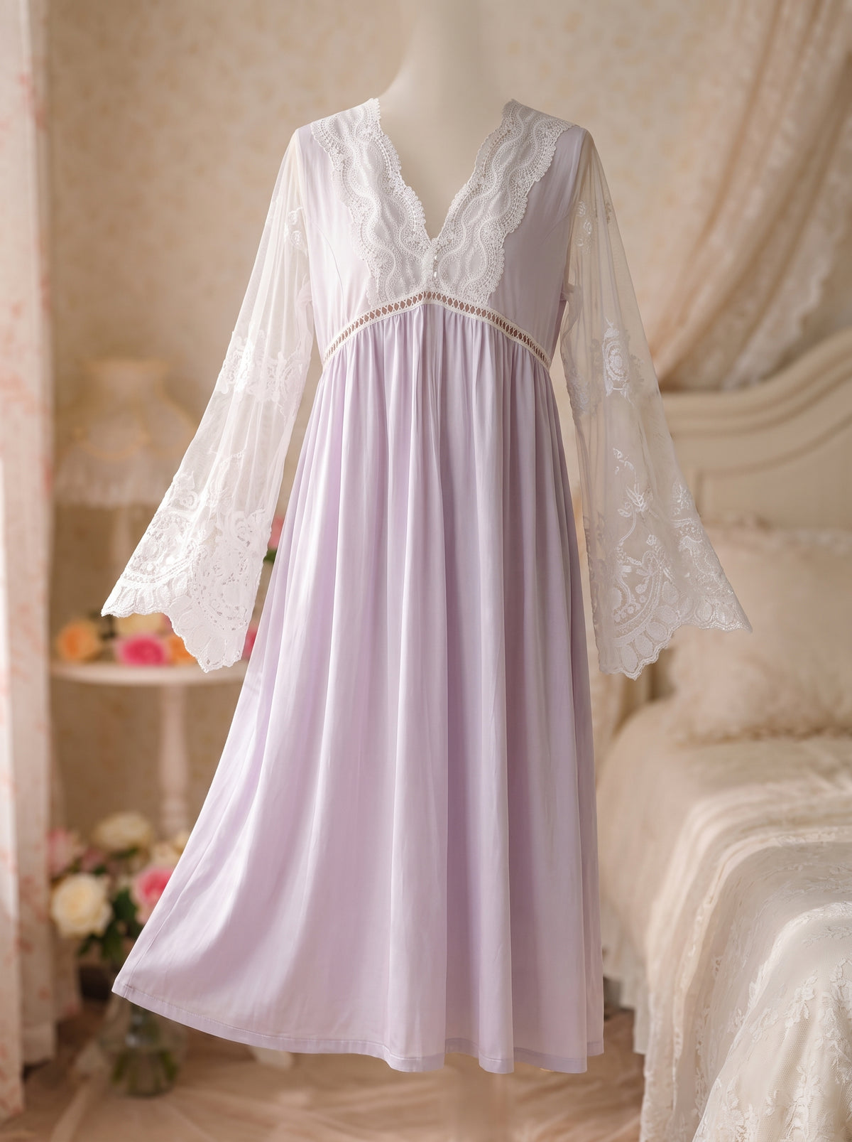 Chemise de nuit longue en coton lilas vue de face entière, ourlet à mi-mollet