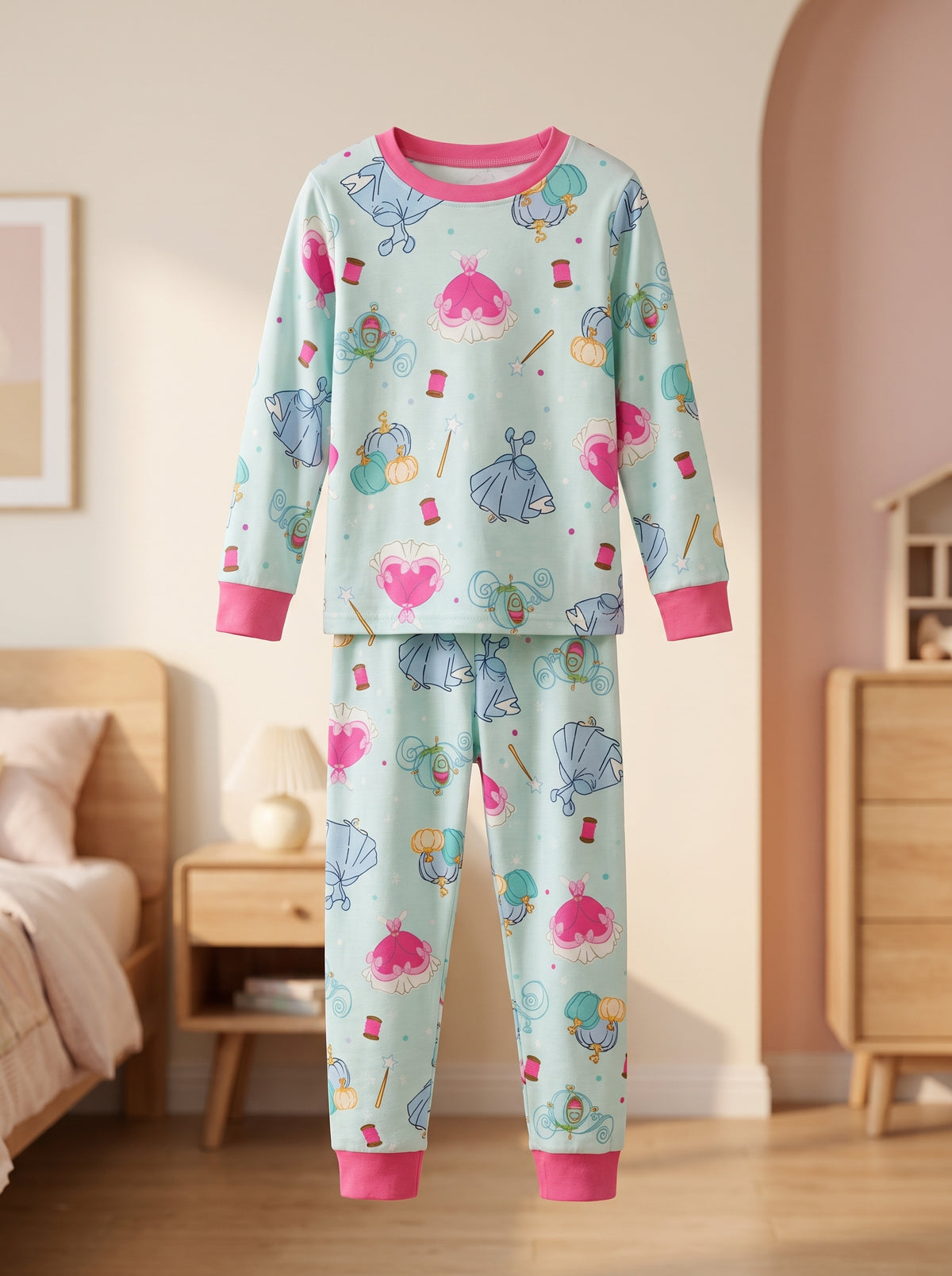 Ensemble pyjama fille deux pièces présenté seul, haut à manches longues et pantalon vert d'eau imprimé