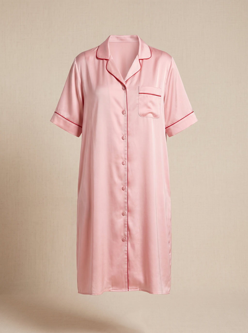 Chemise de nuit rose poudrée vue de face, liséré rouge et rangée de boutons sur le devant