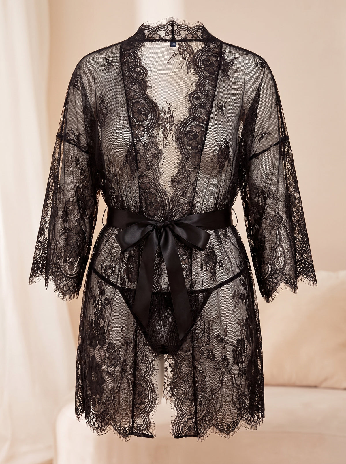 Peignoir nuisette en dentelle noire, coupe kimono - mannequin invisible