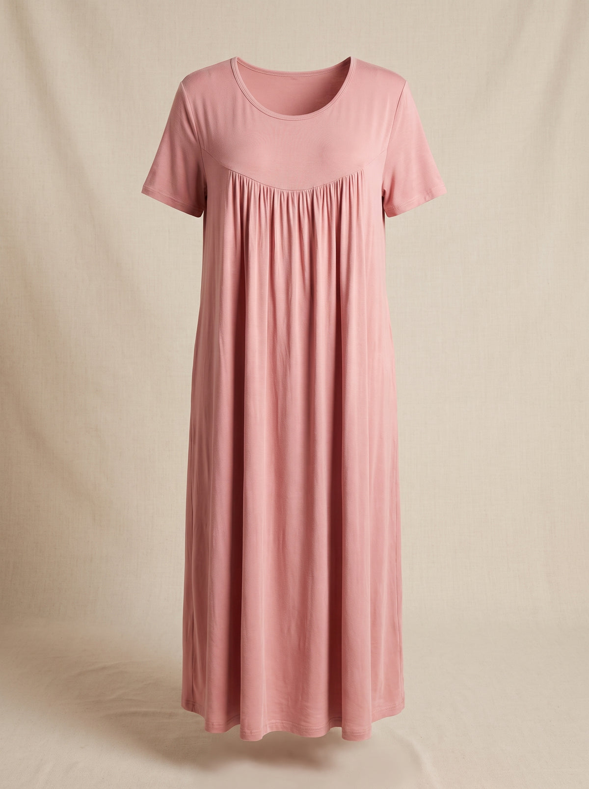 Chemise de nuit rose poudré portée par mannequin invisible, vue de face