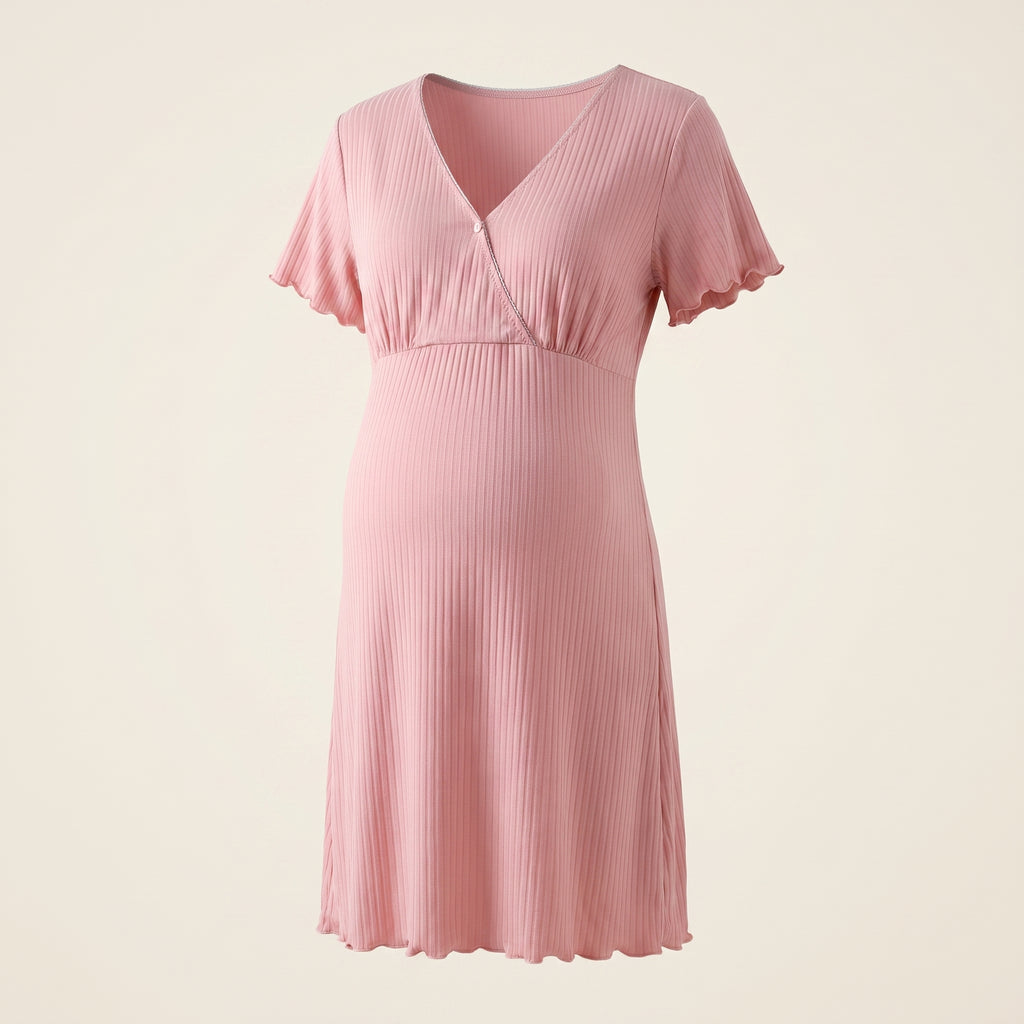 Chemise de nuit maternité rose sur mannequin invisible, silhouette féminine pendant la grossesse