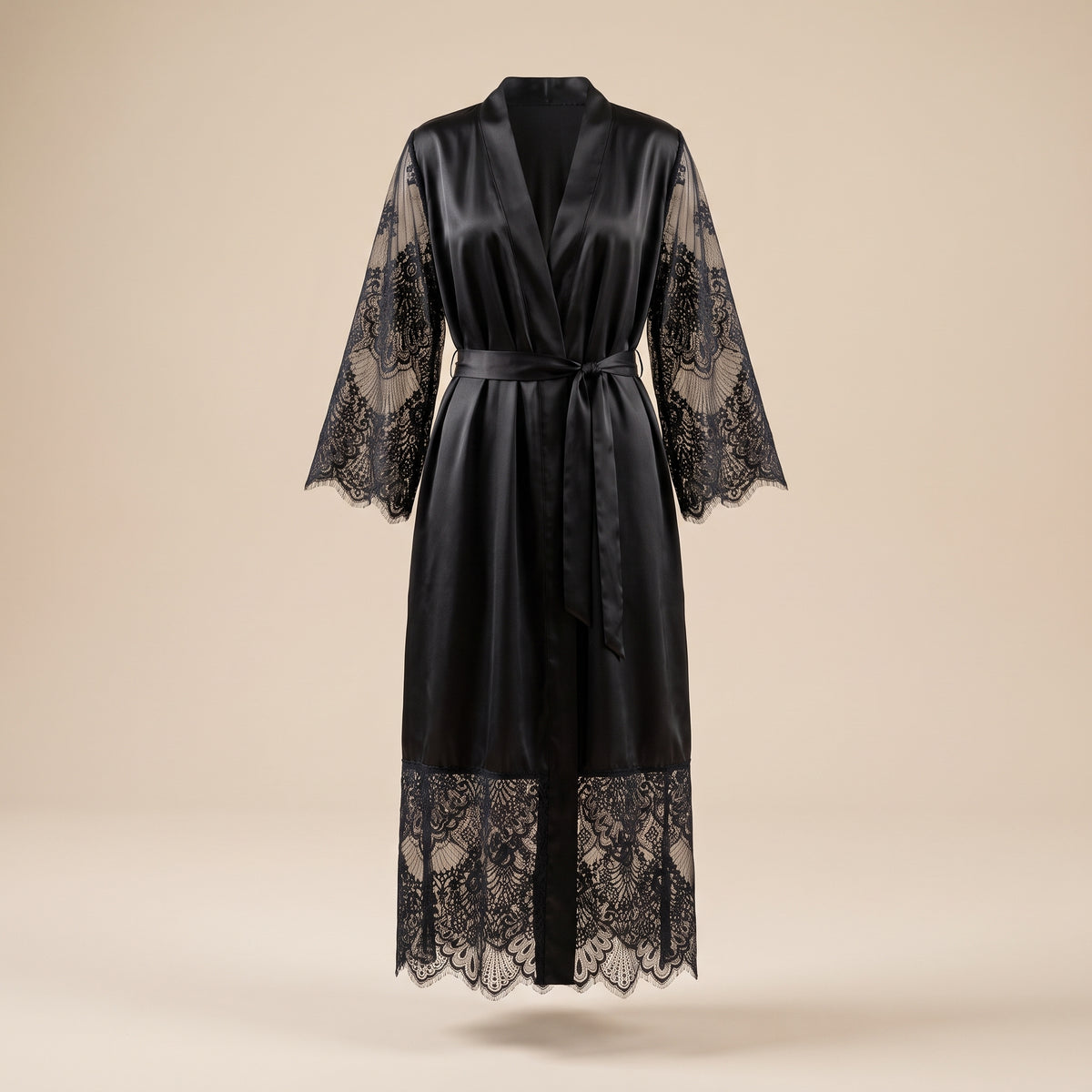 Kimono en dentelle et satin noir en mannequin invisible, vue de face