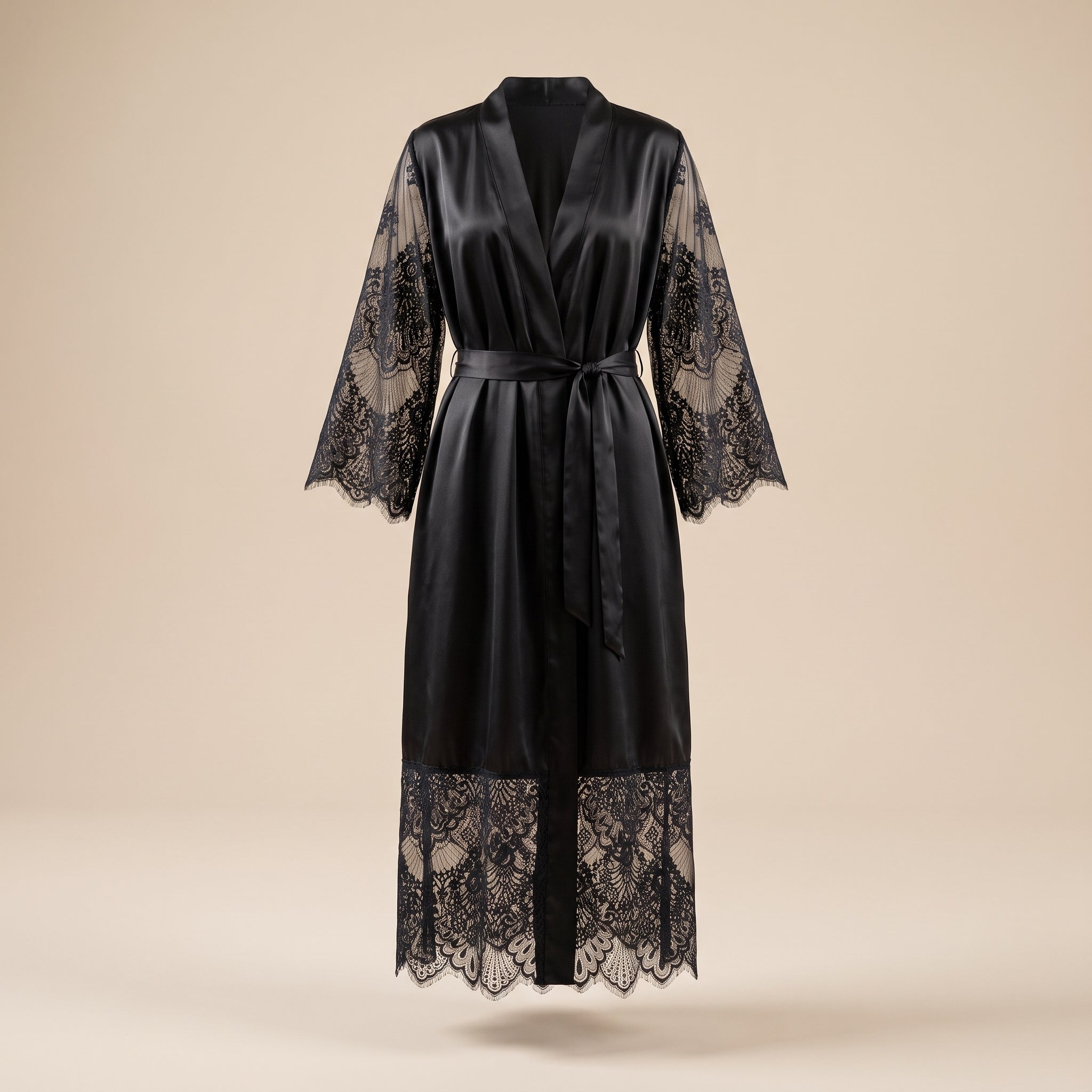 Kimono en dentelle et satin noir en mannequin invisible, vue de face Image