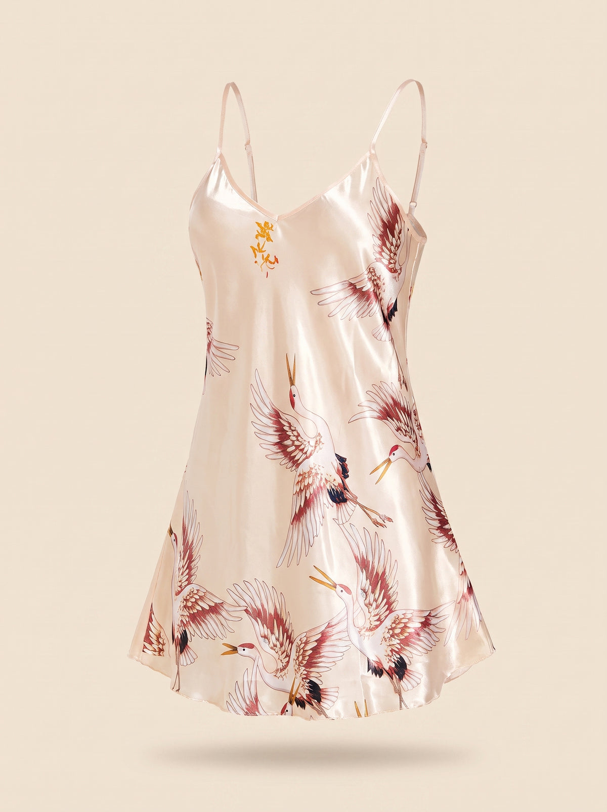 Nuisette beige en satin a imprimé grue présentée sur mannequin invisible