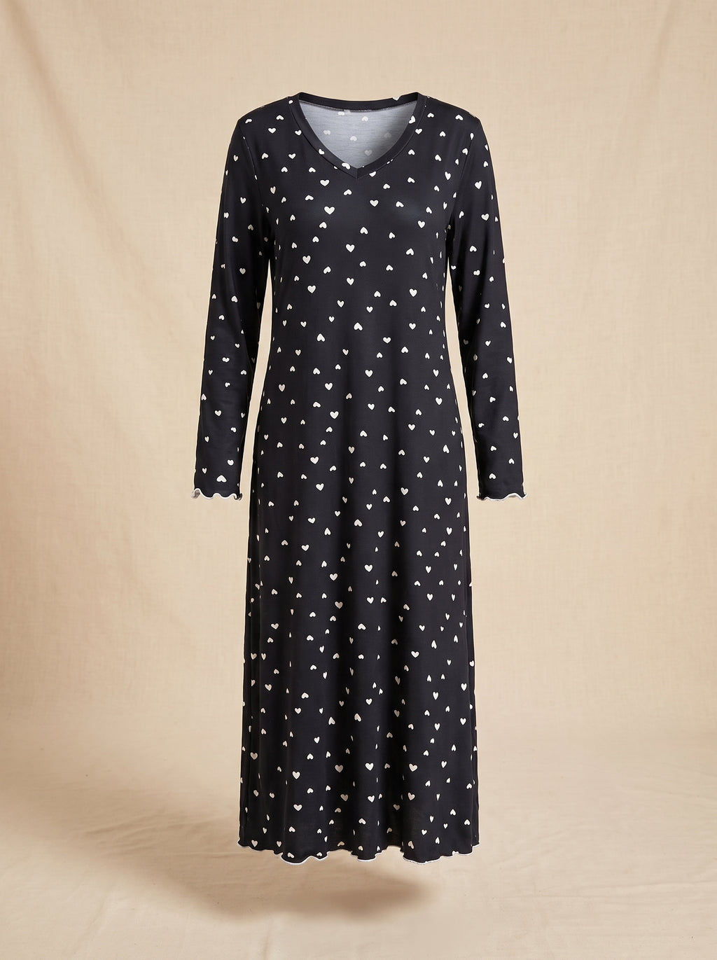 Chemise de nuit noire a coeurs blancs sur mannequin invisible, col en V, bordures volantees