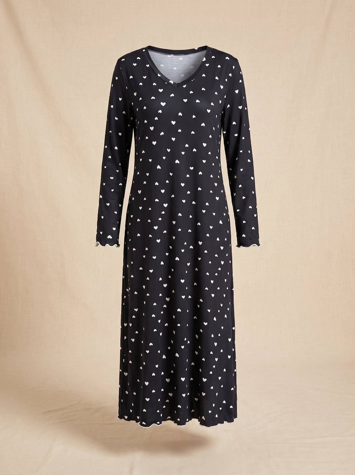 Chemise de nuit noire a coeurs blancs sur mannequin invisible, col en V, bordures volantees