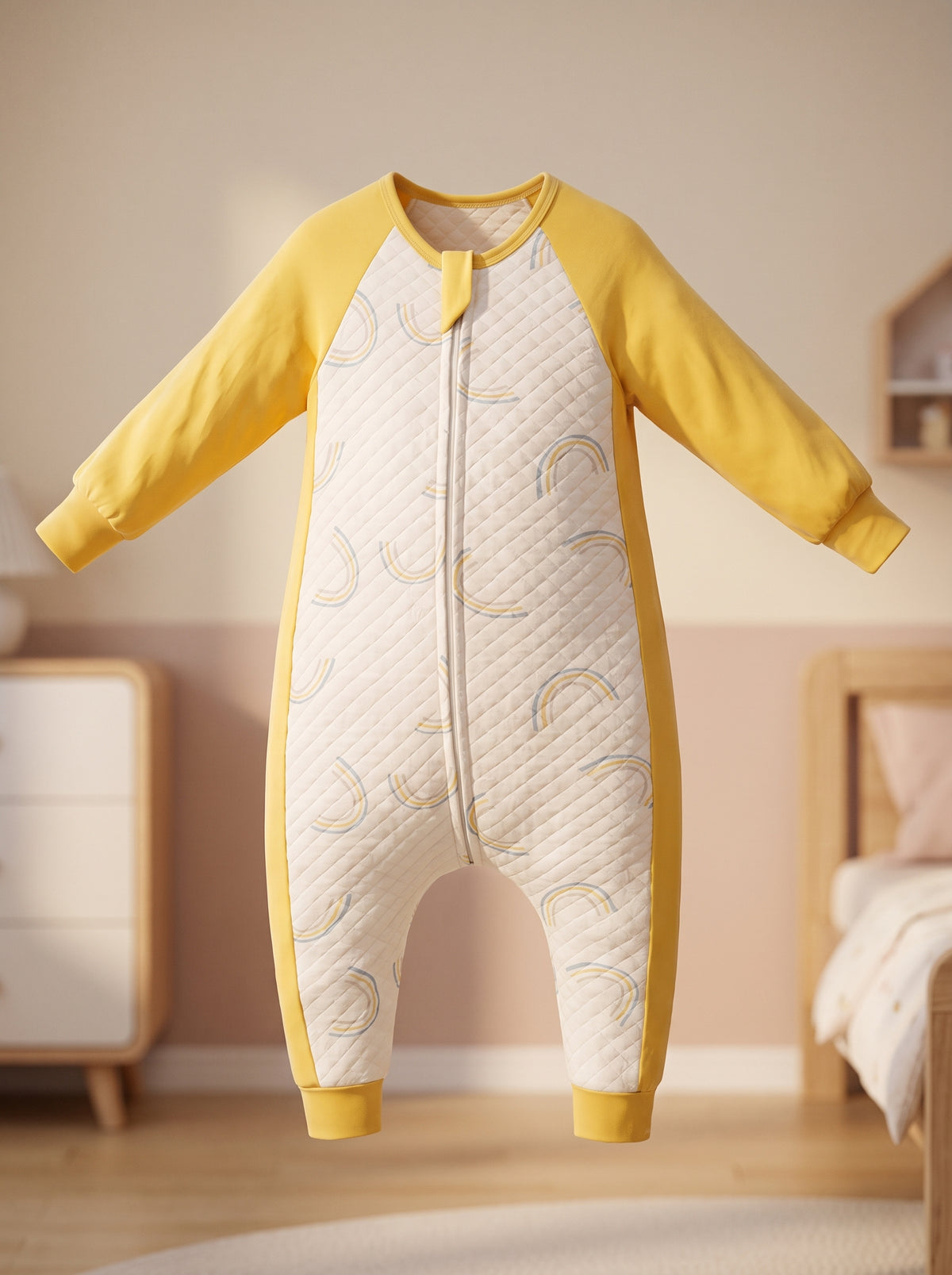 Pyjama enfant jaune et écru à arcs-en-ciel présenté seul, de l'encolure aux deux bords de cheville