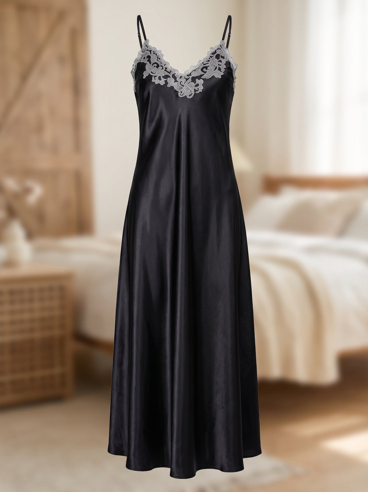 Nuisette longue noire en satin vue de face sans mannequin, de l’encolure à l’ourlet