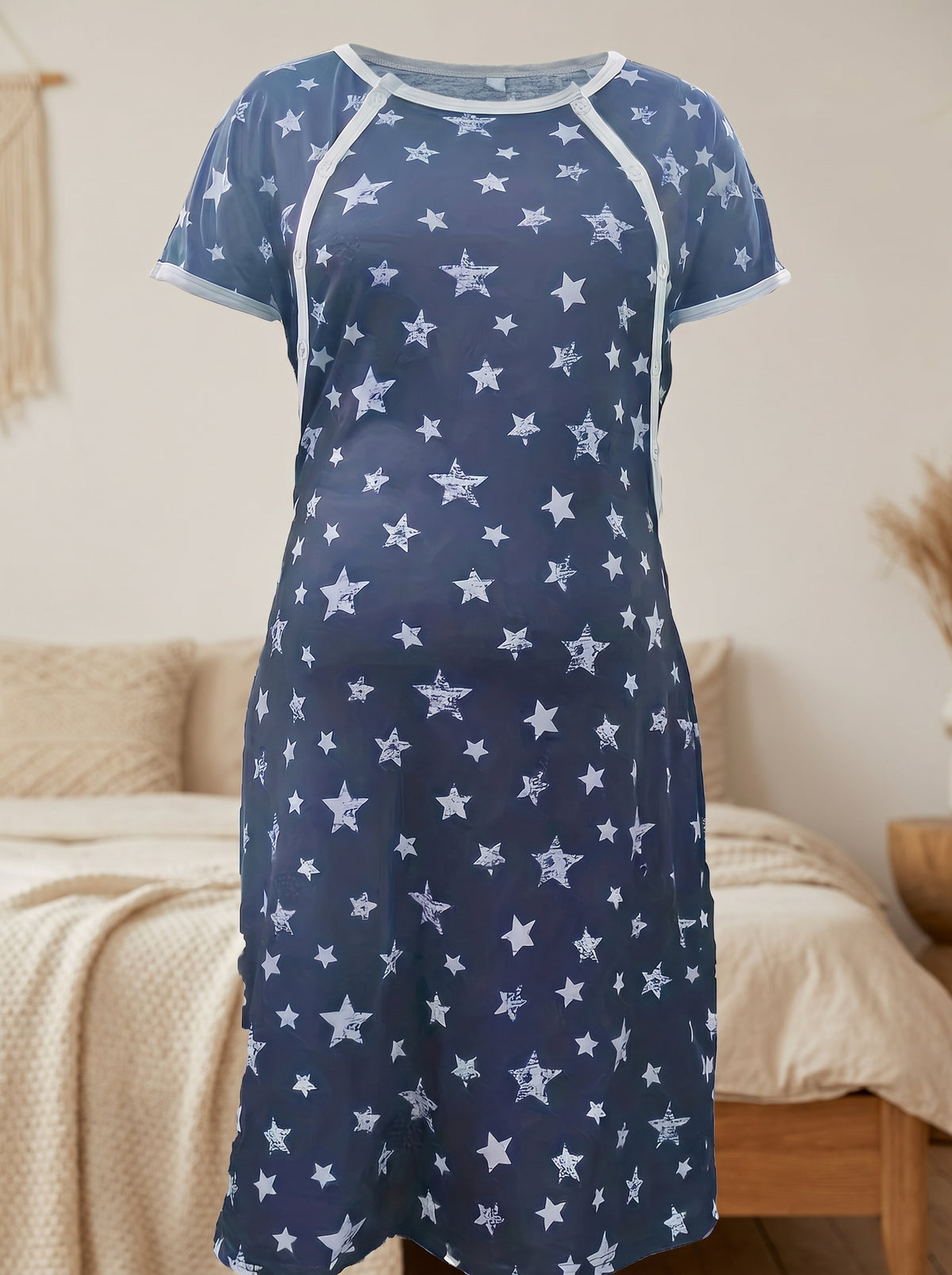 Chemise de nuit de maternité vue de face sans mannequin, pattes boutonnées