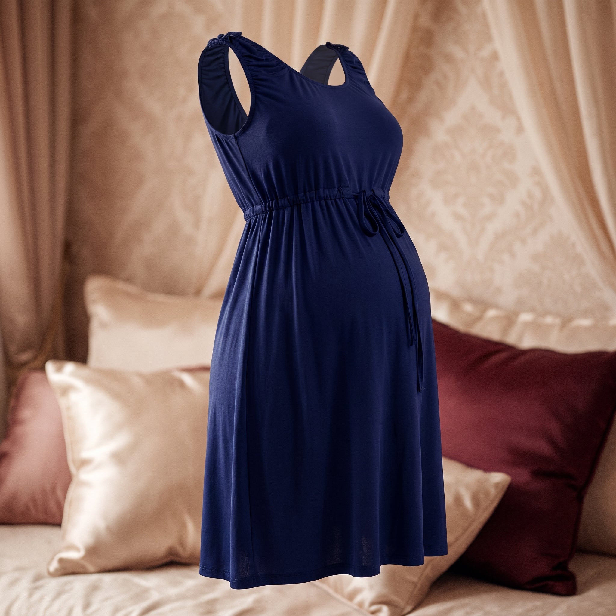 Cordon de serrage sous la poitrine de la nuisette bleu nuit sur mannequin invisible Image