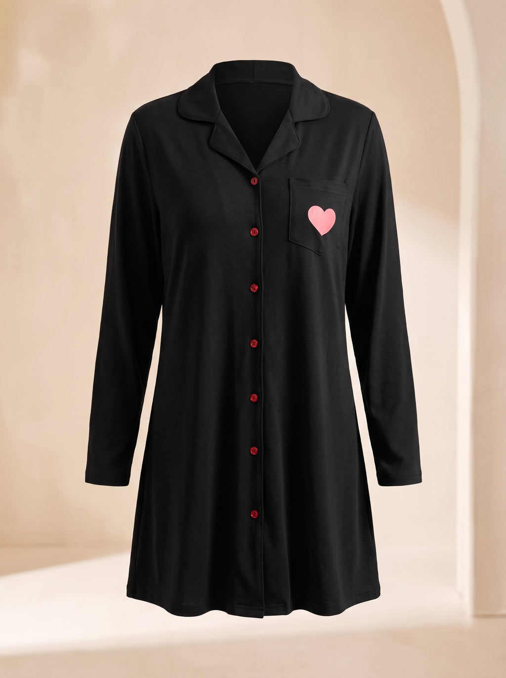 Chemise de nuit noire en mannequin invisible vue de face, sept boutons rouges et cœur rose