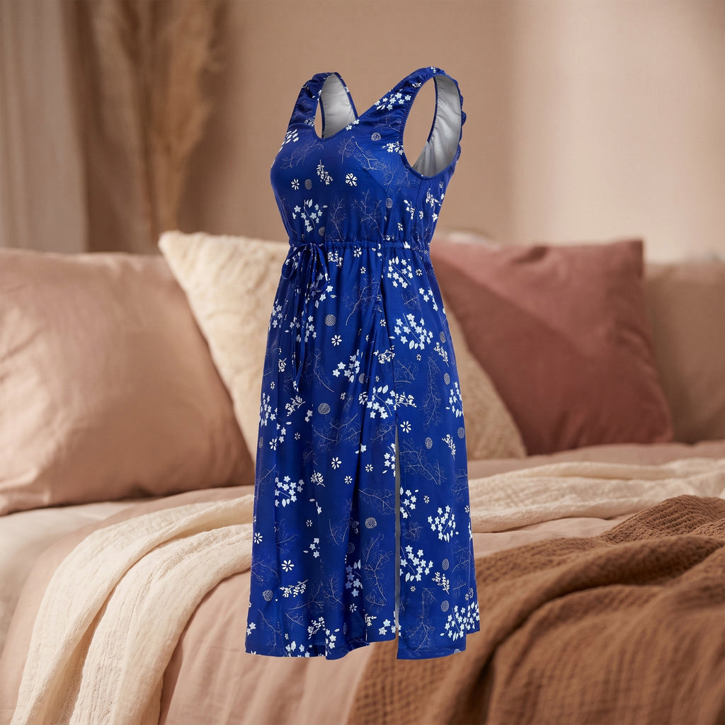 Nuisette de maternité bleue sur mannequin invisible, cordon de serrage sous la poitrine et fente sur le devant