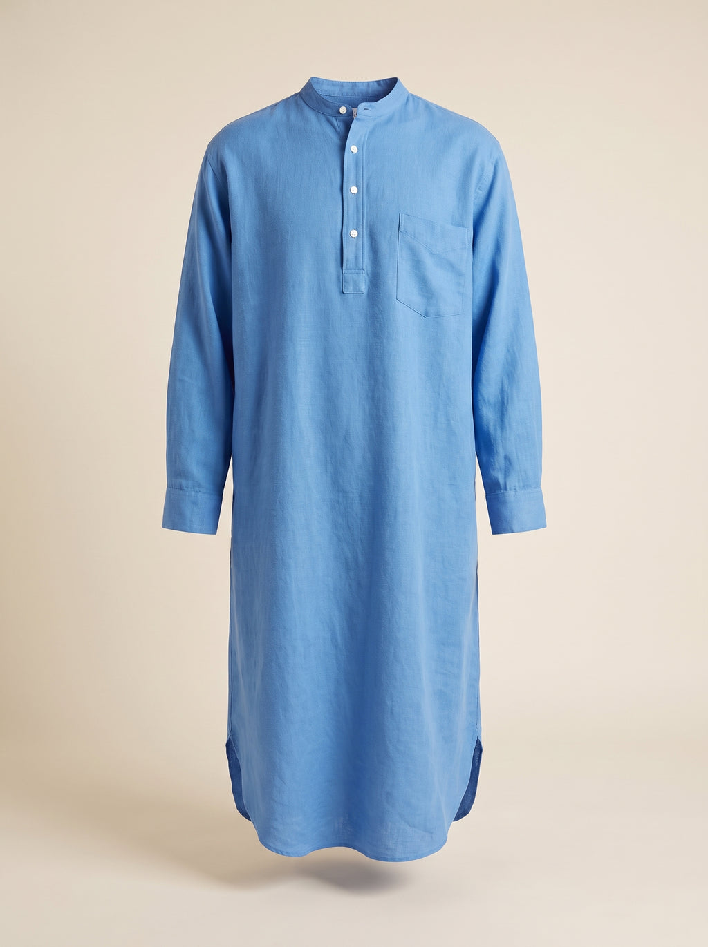 Chemise de nuit homme bleue portée par mannequin invisible, vue de face