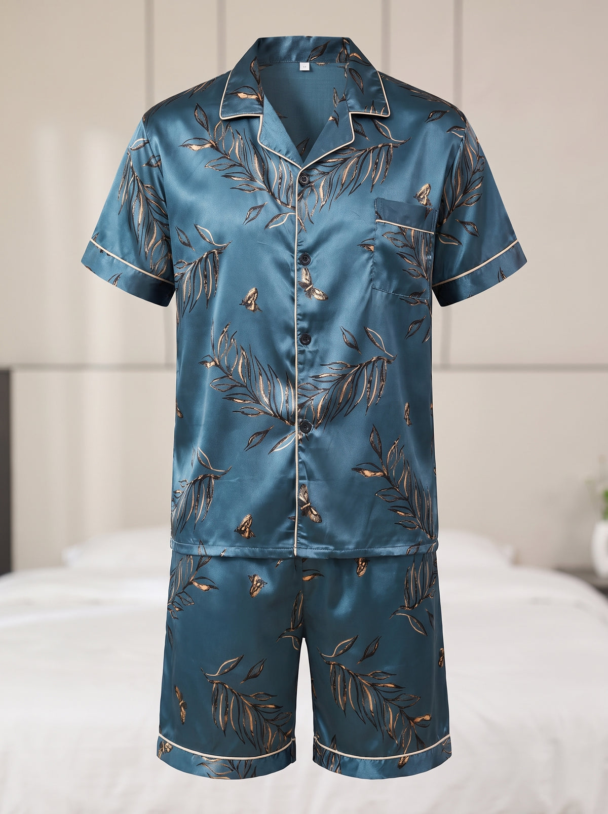 Chemise et short du pyjama présentés ensemble sans mannequin, du col à l’ourlet du short