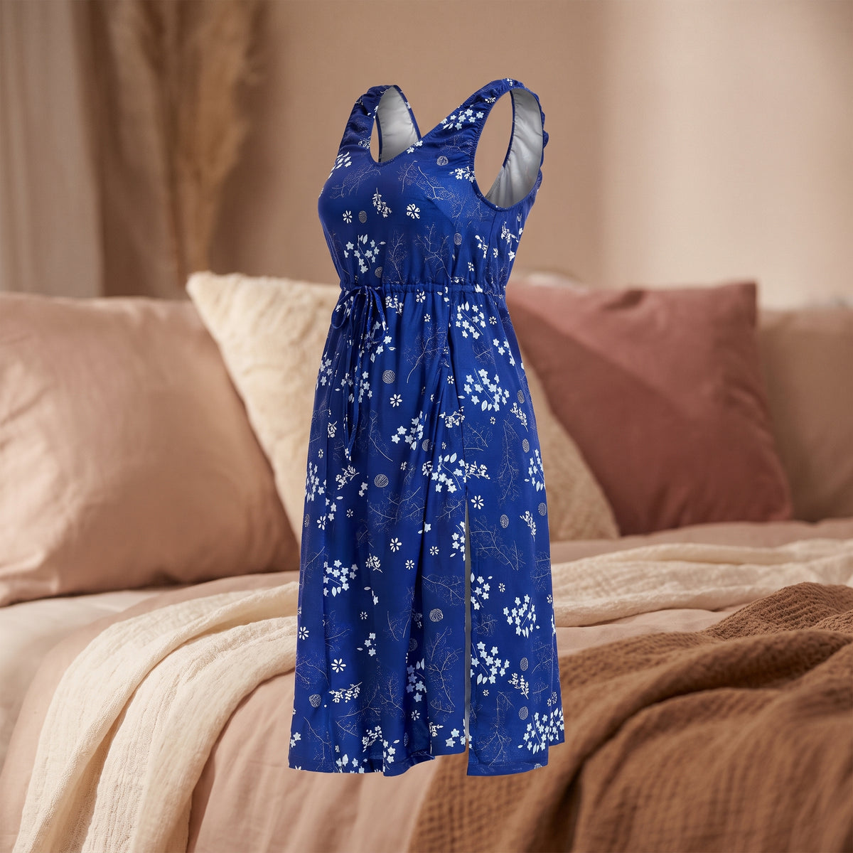 Nuisette bleue sur mannequin invisible, cordon de serrage sous la poitrine