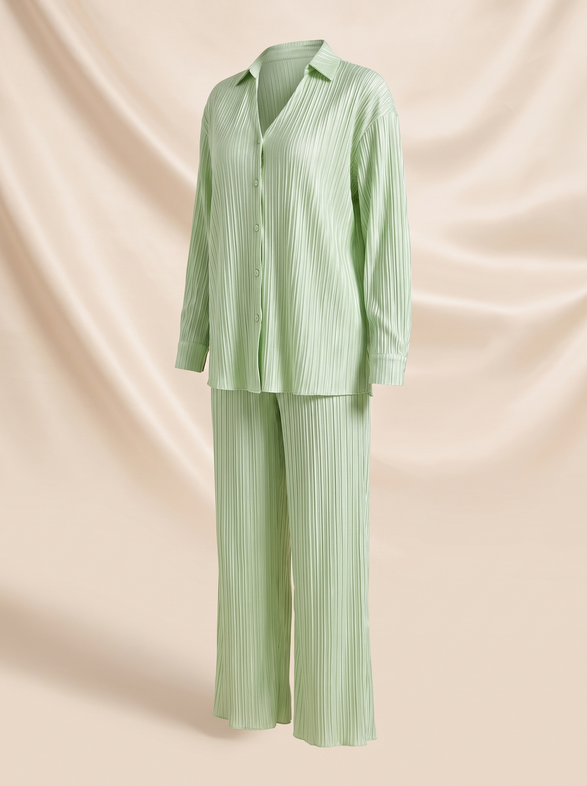 Pyjama femme hiver deux pièces vert plissé vu de face sur mannequin invisible, chemise à boutons et pantalon large