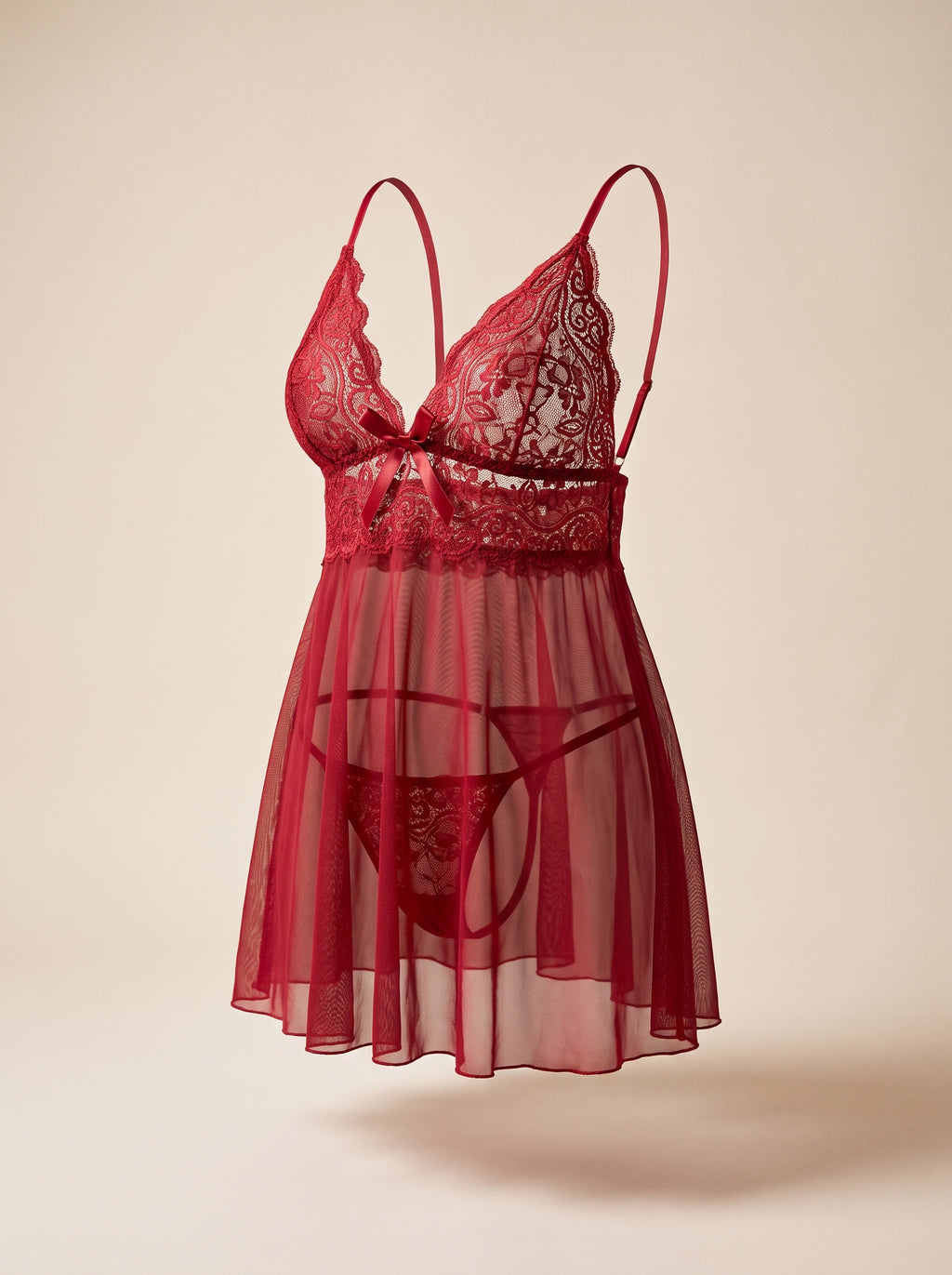 Nuisette en dentelle rouge portée, effet mannequin invisible, vue de face