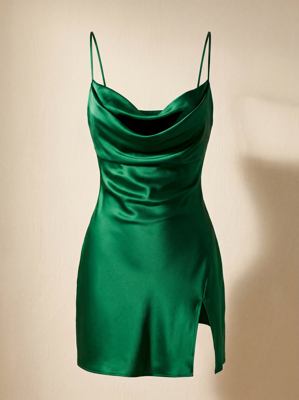 Nuisette en satin vert émeraude vue de face en mannequin invisible, décolleté drapé et fente sur le côté
