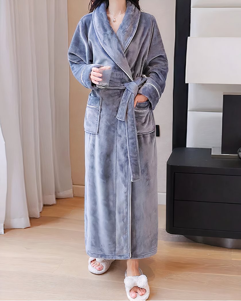 Peignoir long moelleux en flanelle, coloris gris perle, col châle à liseré blanc