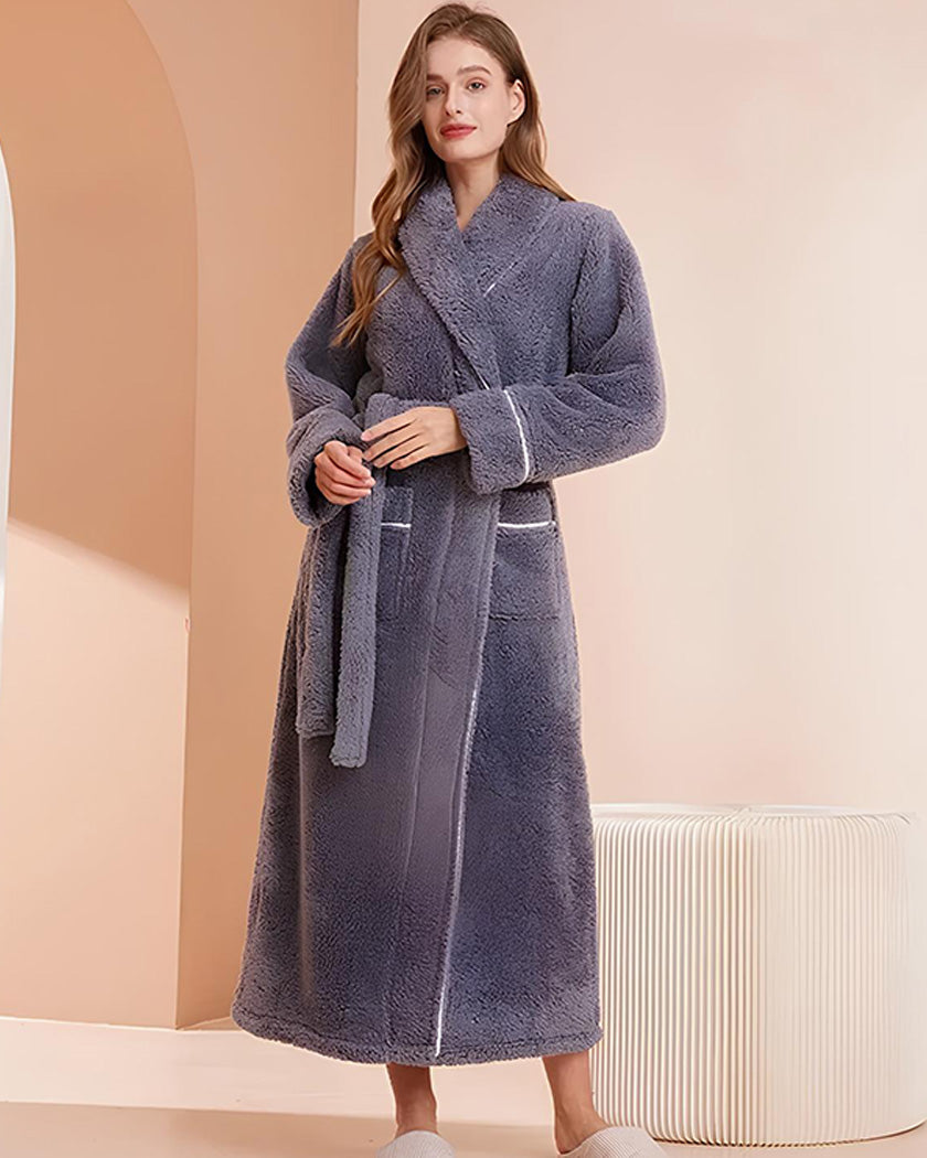 Coloris gris du peignoir polaire à texture d'éponge, porté en pied
