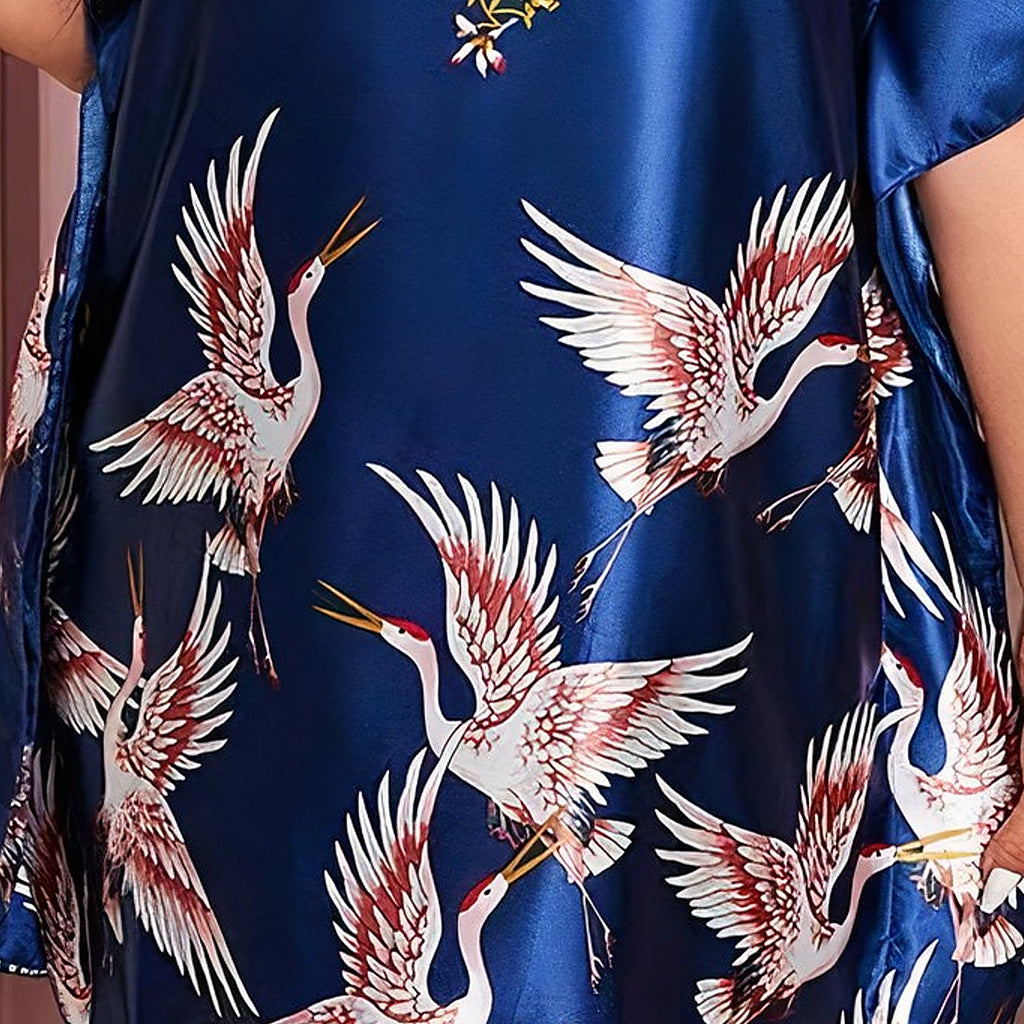Les grues aux ailes ouvertes sur le bas de la nuisette bleue