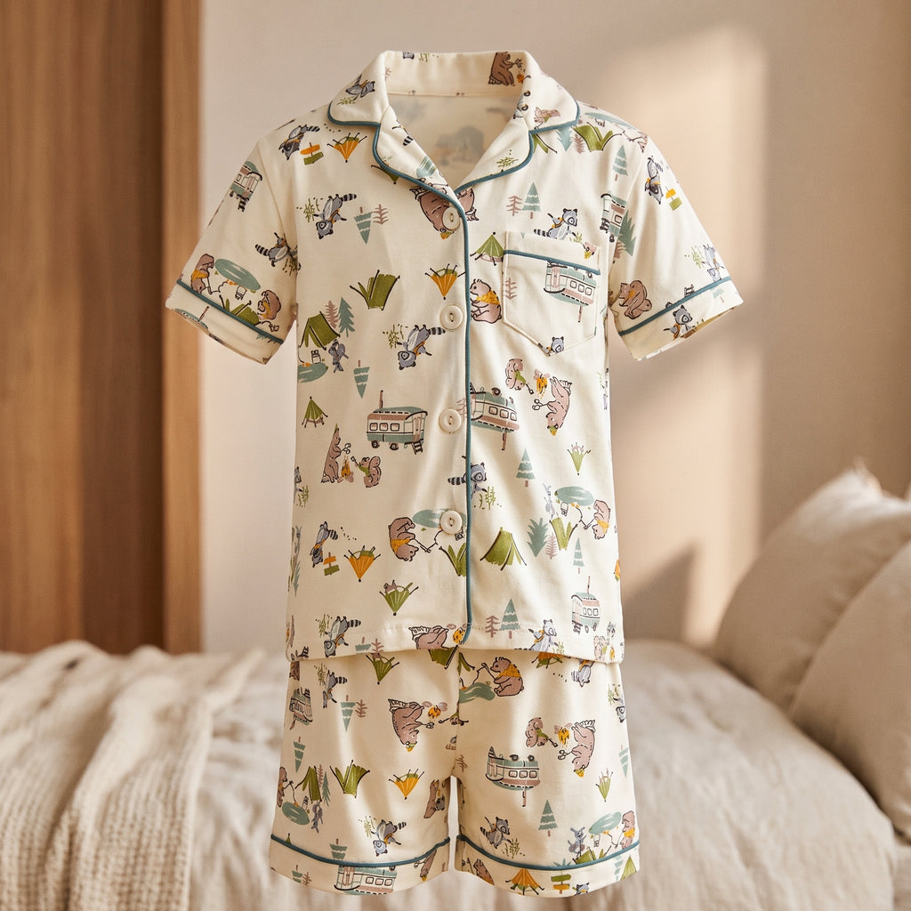 Pyjama d’été garçon deux pièces présenté dans une chambre au moment du coucher
