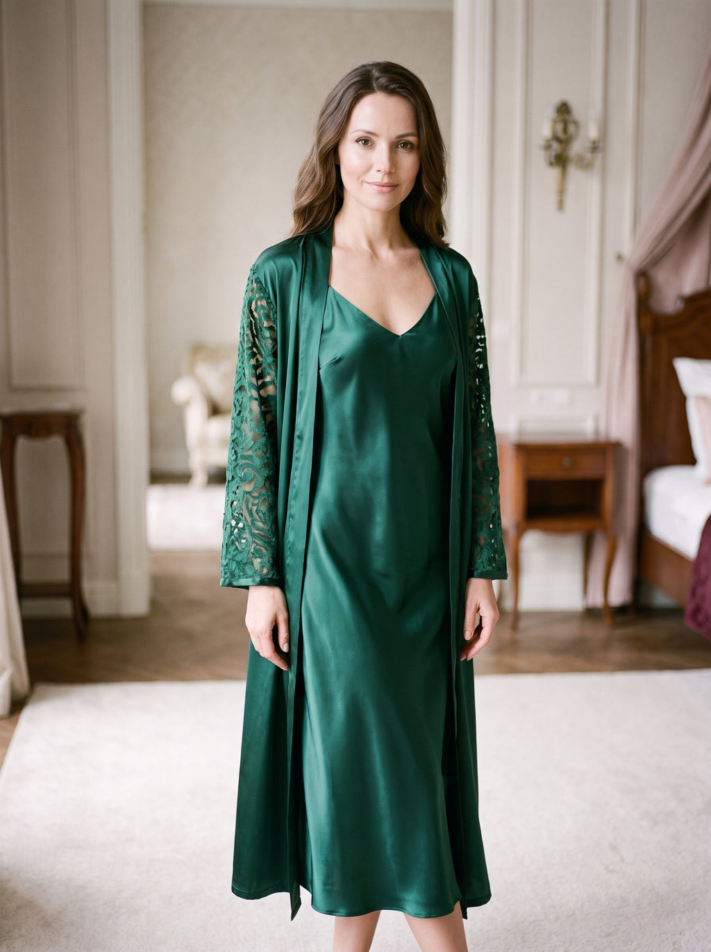 Femme portant un ensemble nuisette longue et kimono en satin vert à dentelle ajourée