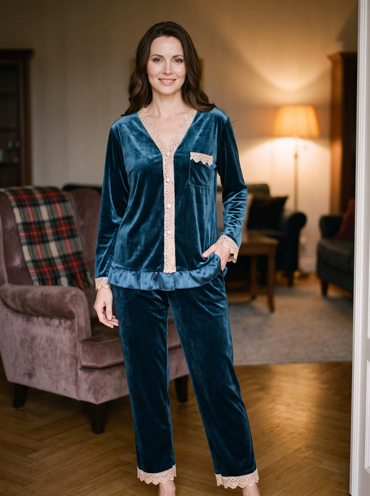 Pyjama en velours bleu canard porté par une femme souriante