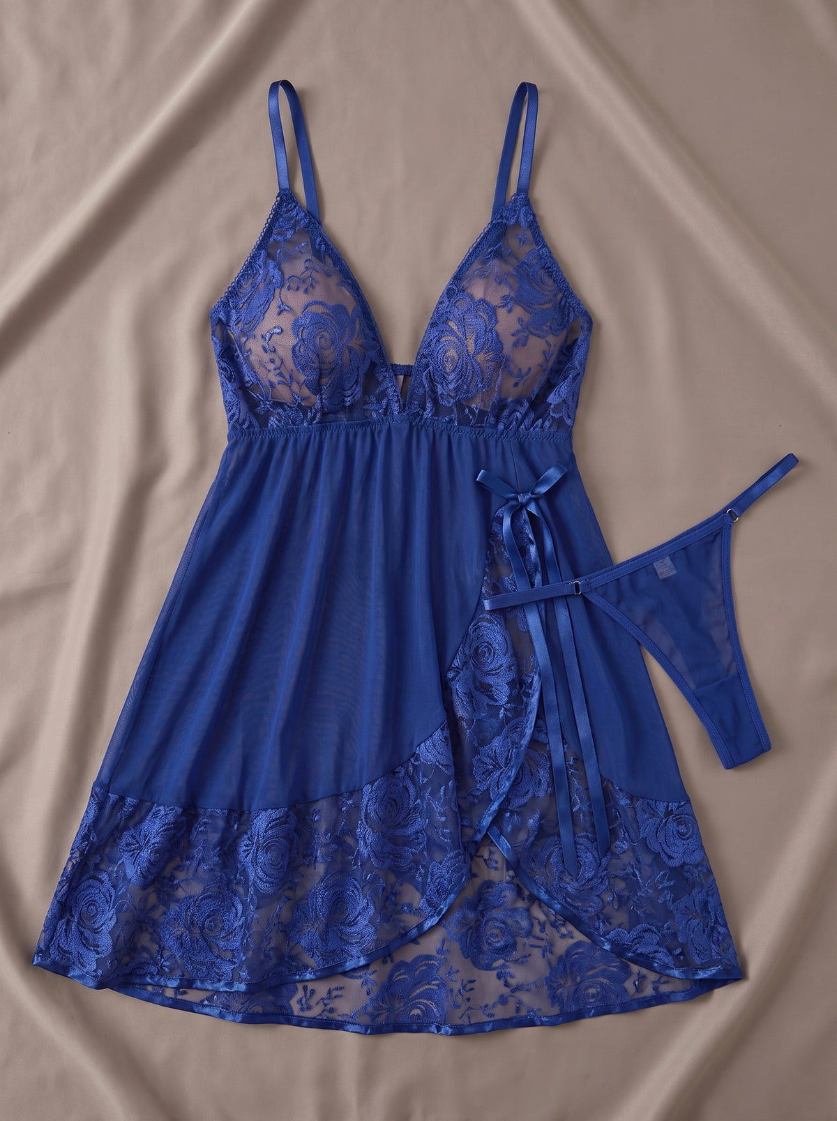 Nuisette babydoll bleu roi en dentelle transparente de roses, posée à plat