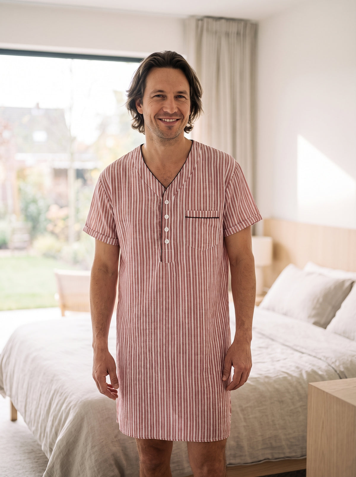 Chemise de nuit homme rayée rouge en coton portée, chambre lumineuse