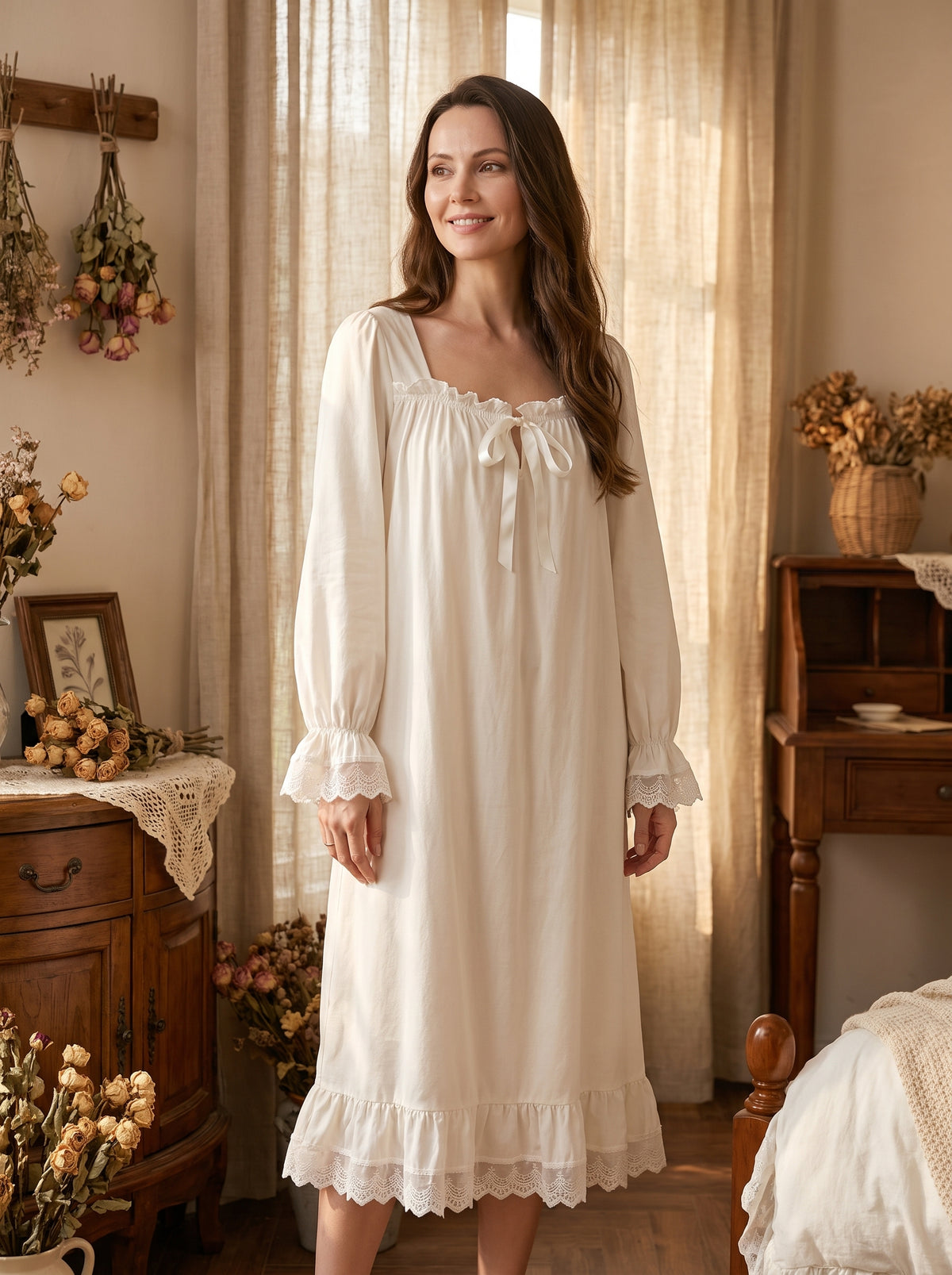 Nuisette longue romantique blanche en dentelle portée, chambre cottagecore