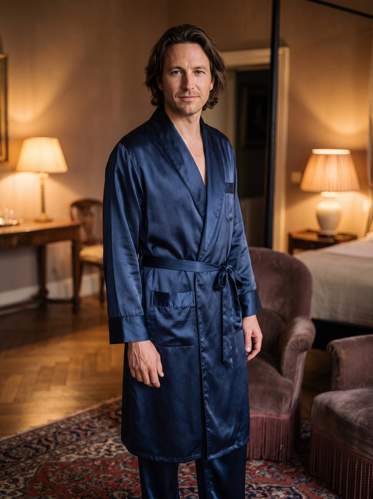 Homme en pyjama satin bleu marine, haut style peignoir ceinturé et pantalon