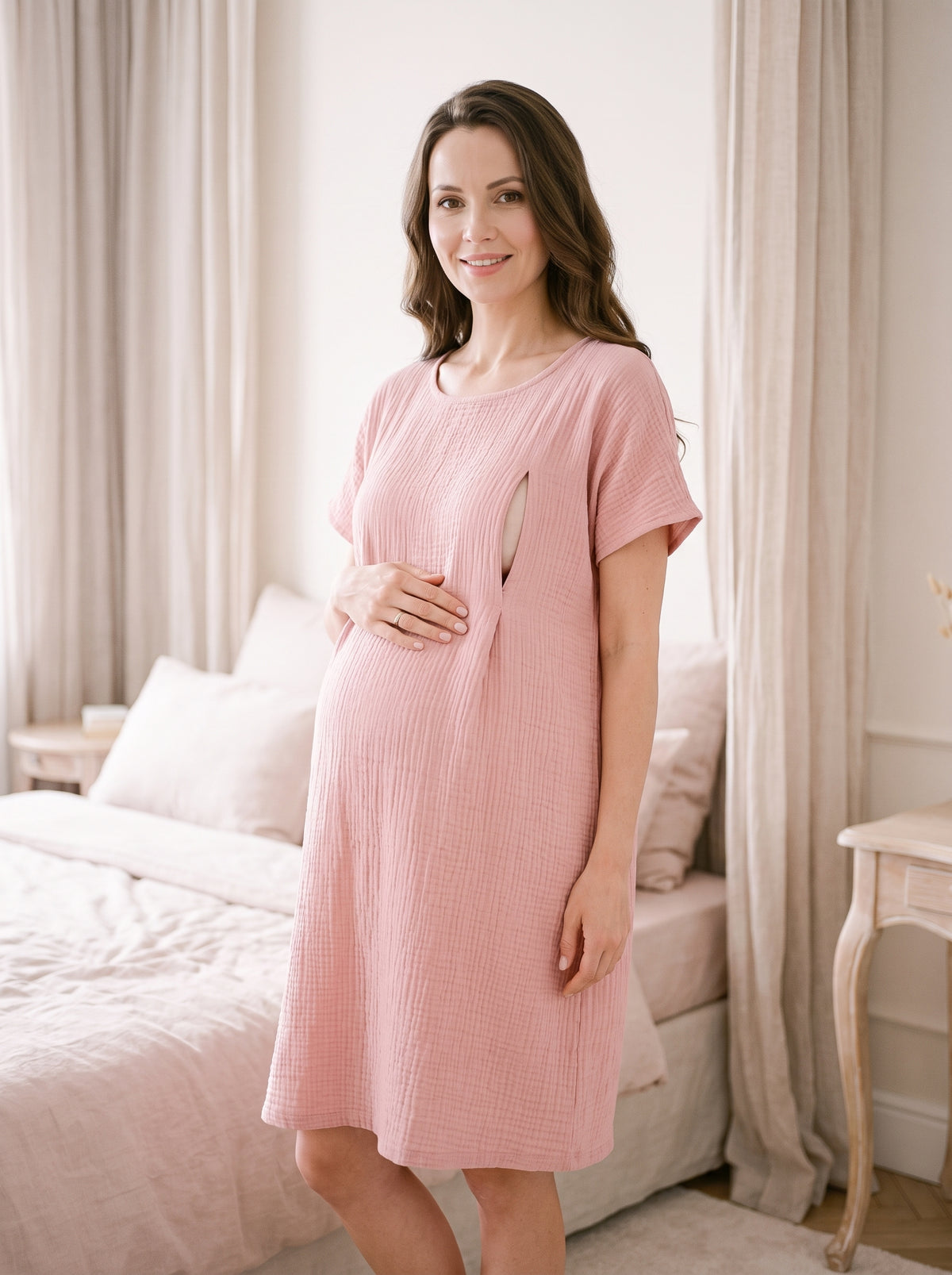 Chemise de nuit maternité en gaze de coton rose, portée par une femme enceinte