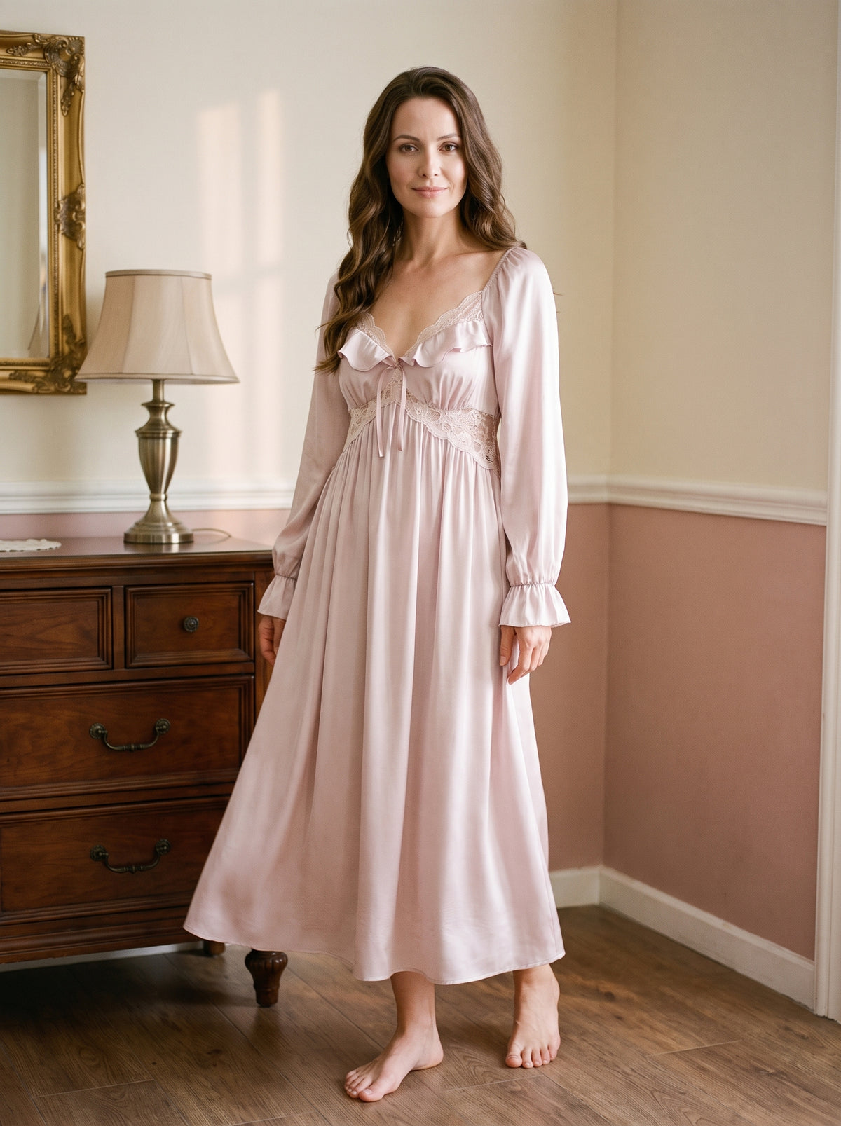Robe de nuit vintage en satin rose poudré portée en pied