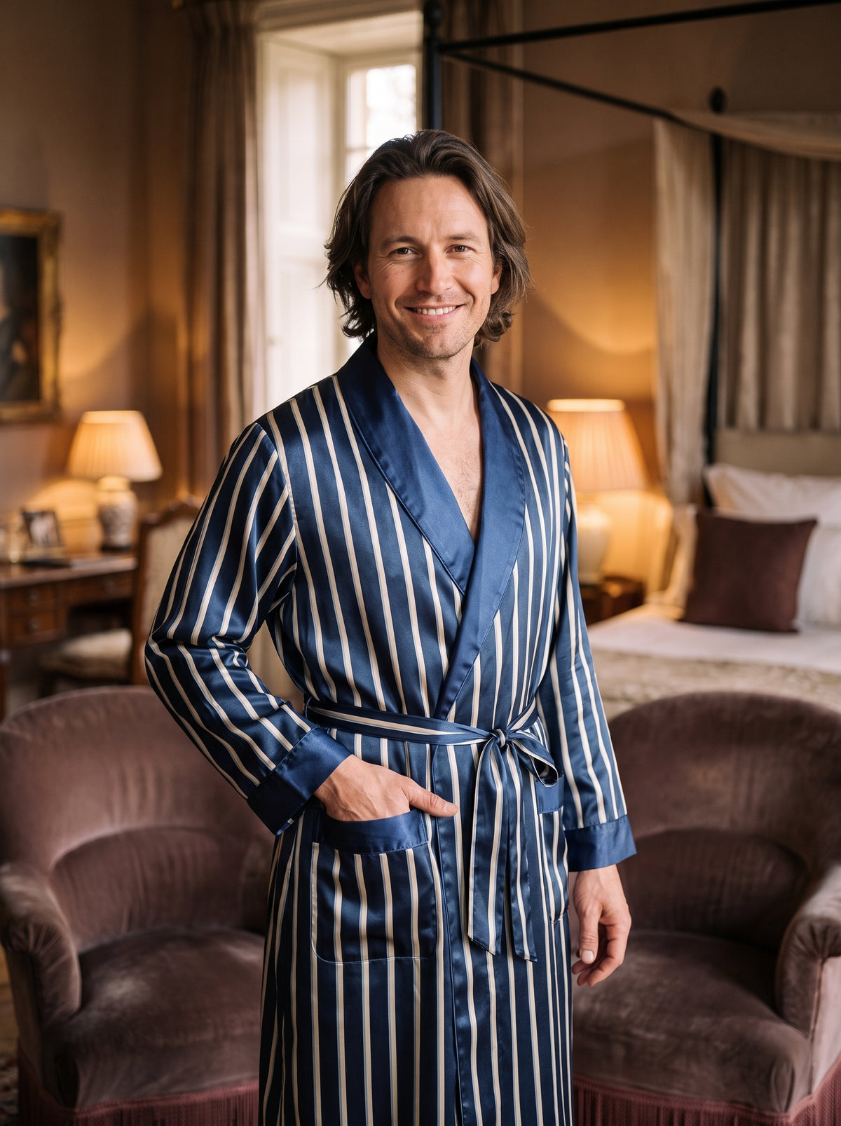 Robe de chambre homme en satin bleu marine rayé à col châle, portée par un homme